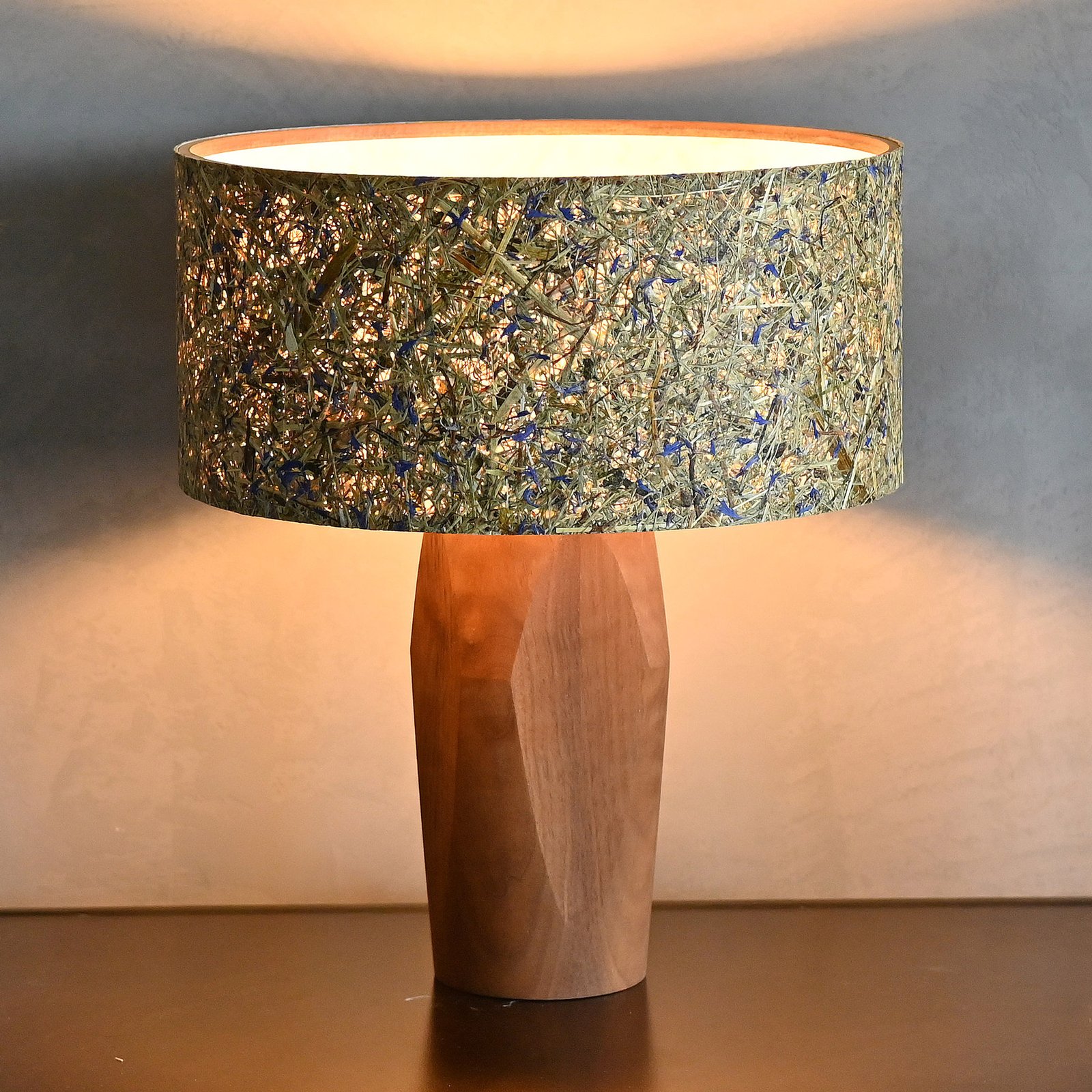 LeuchtNatur Pura LED-Tischlampe, Holz und Almheu