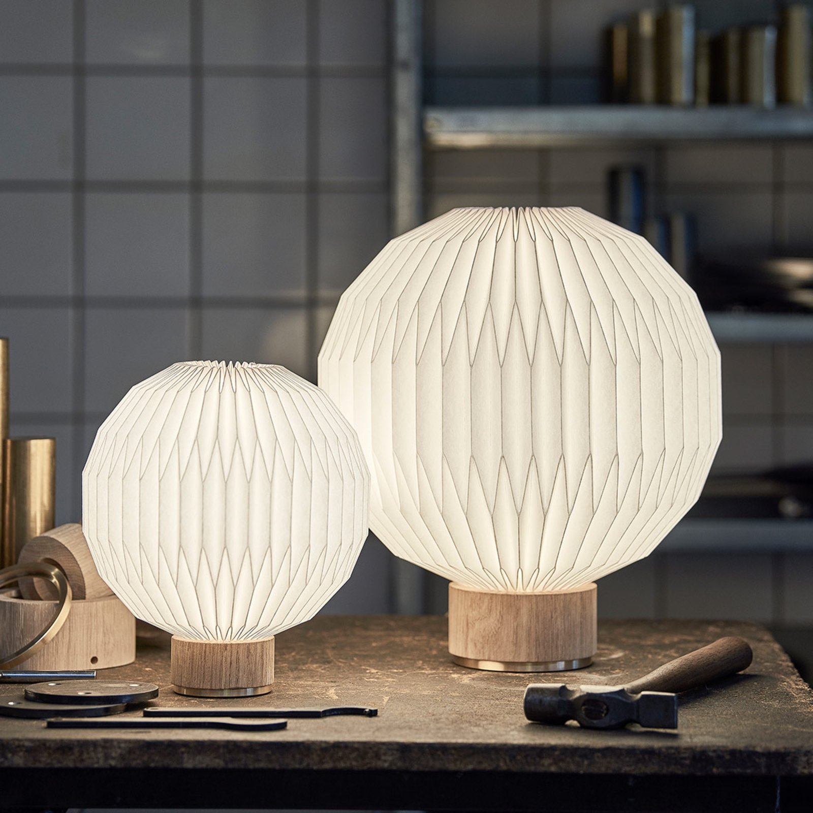 LE KLINT 375 stolní lampa papírové stínidlo 38 cm