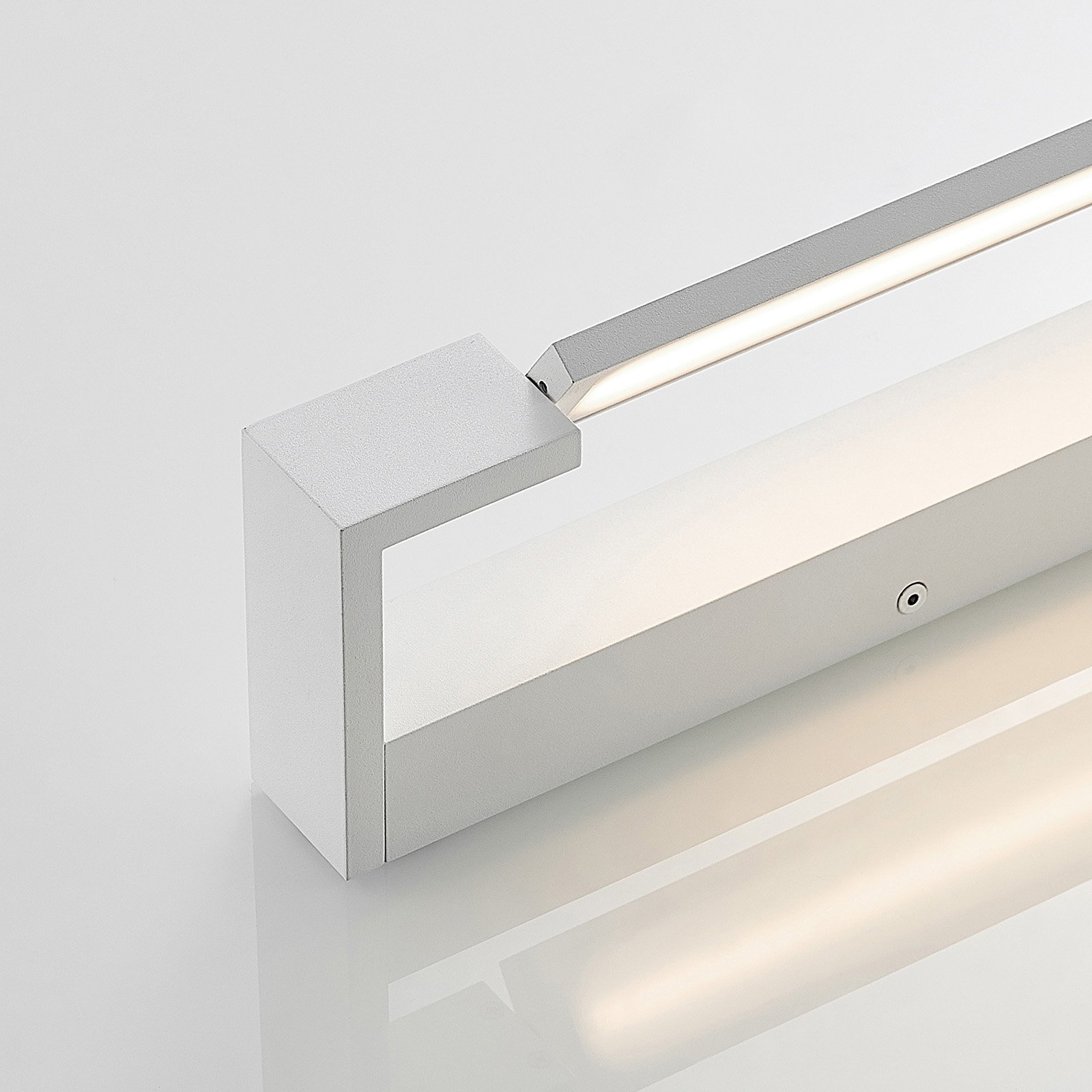 Arcchio Jora nástenná LED, IP44, biela, 60 cm
