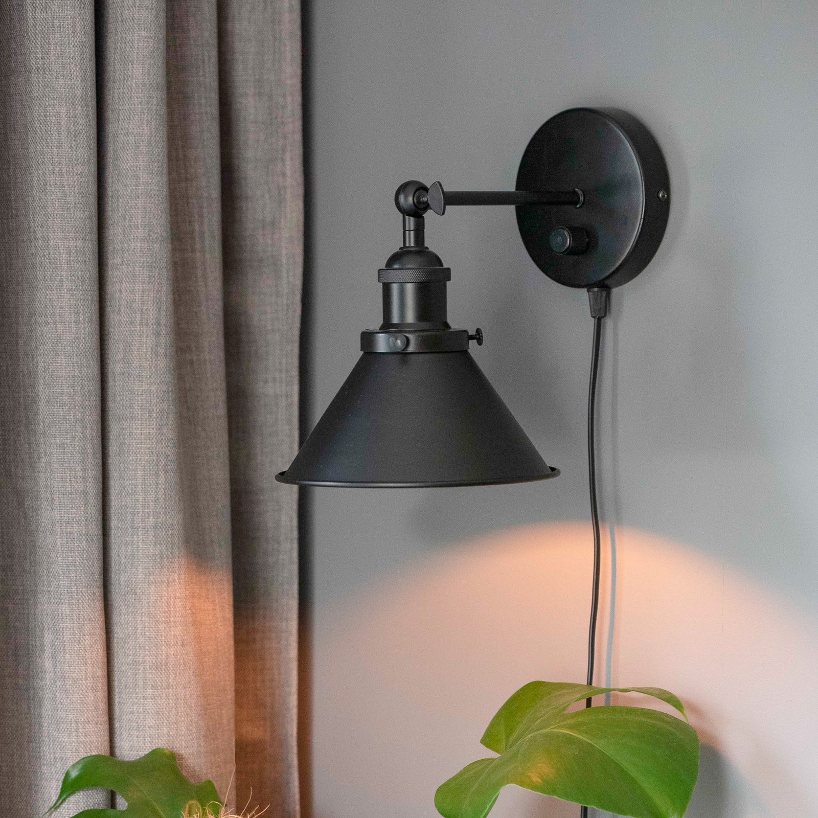 PR Home Anton væglampe med stik, sort