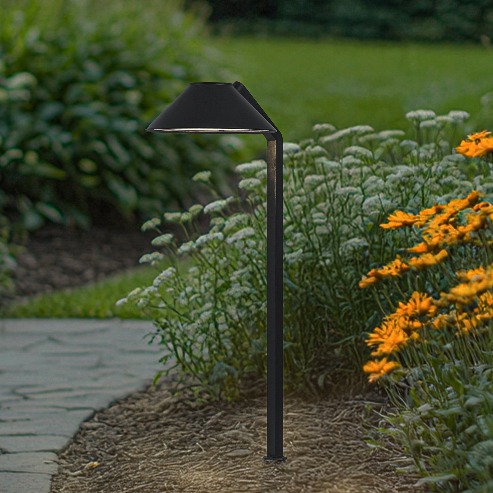 Lindby LED-Erdspießleuchte Capelo, schwarz, Metall, 77cm
