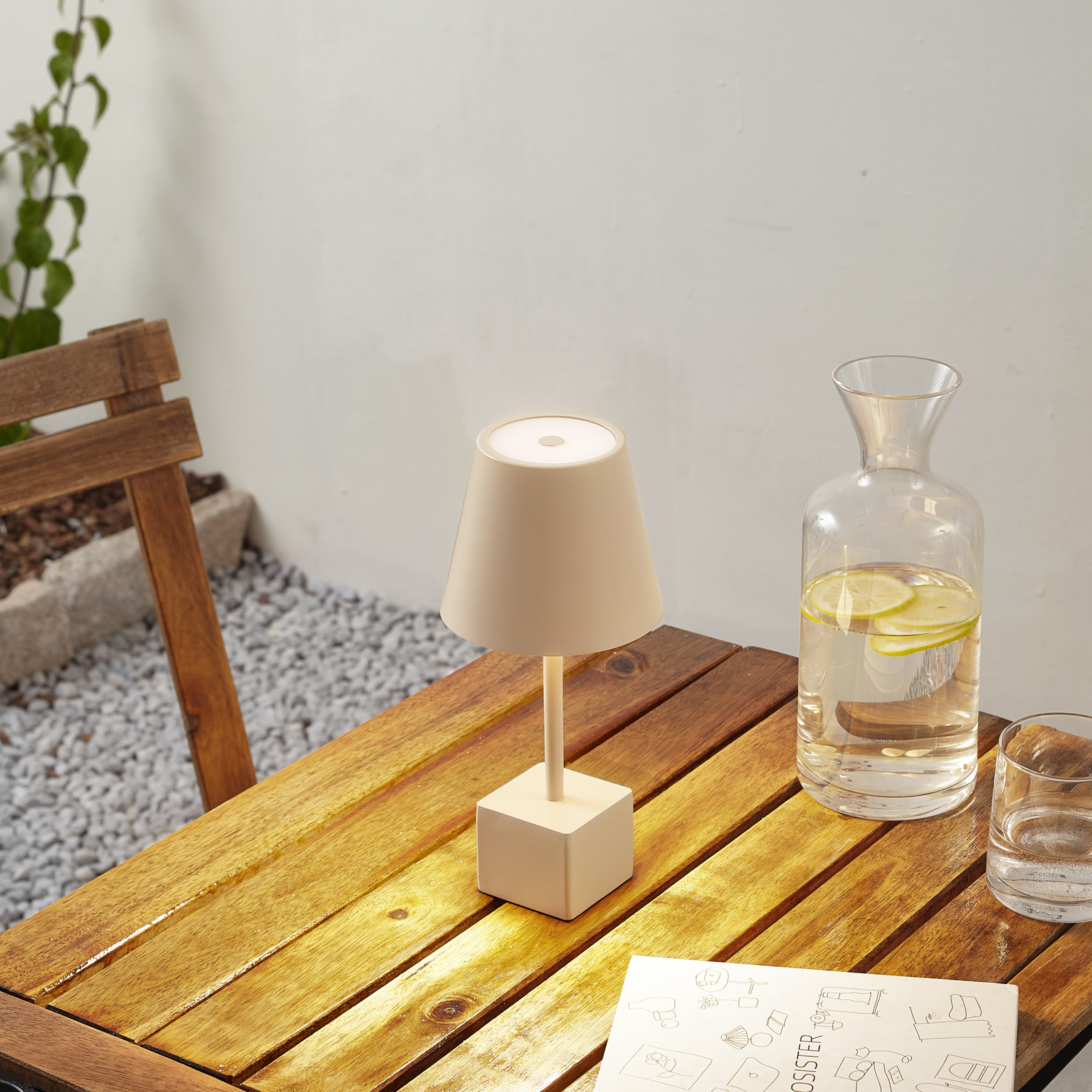 Lindby LED uppladdningsbar bordslampa Janea, kub, beige, metall