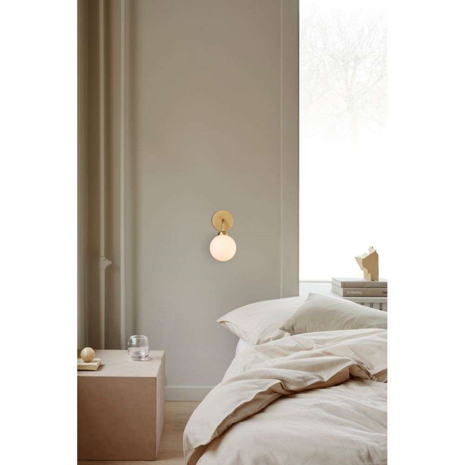 Nuura wandlamp Apiales, hoogte 24 cm, messingkleurig/opaal