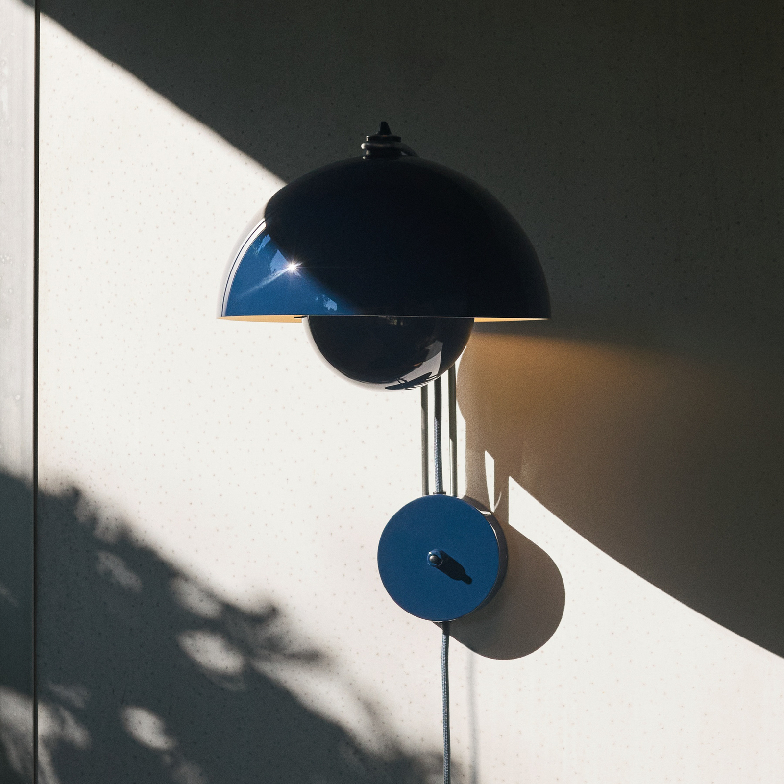 Nástěnné světlo Flowerpot VP8, ocelově modré, zástrčka - &TRADITION