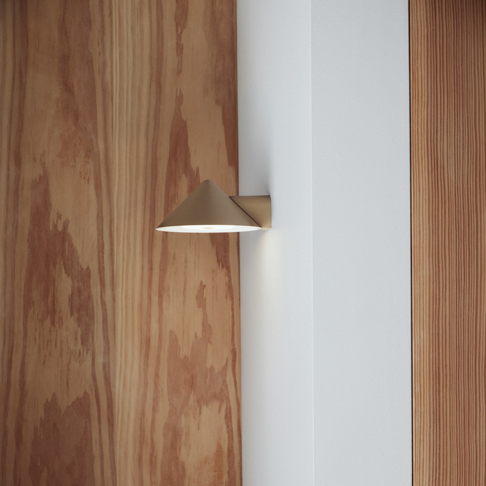 FRANDSEN LED akumulatora sienas lampa „Grasp“, smilšpelēka, platums 15 cm FRANDSEN LED akumulatora sienas lampa „Grasp“, smilšpelēka, platums 15 cm