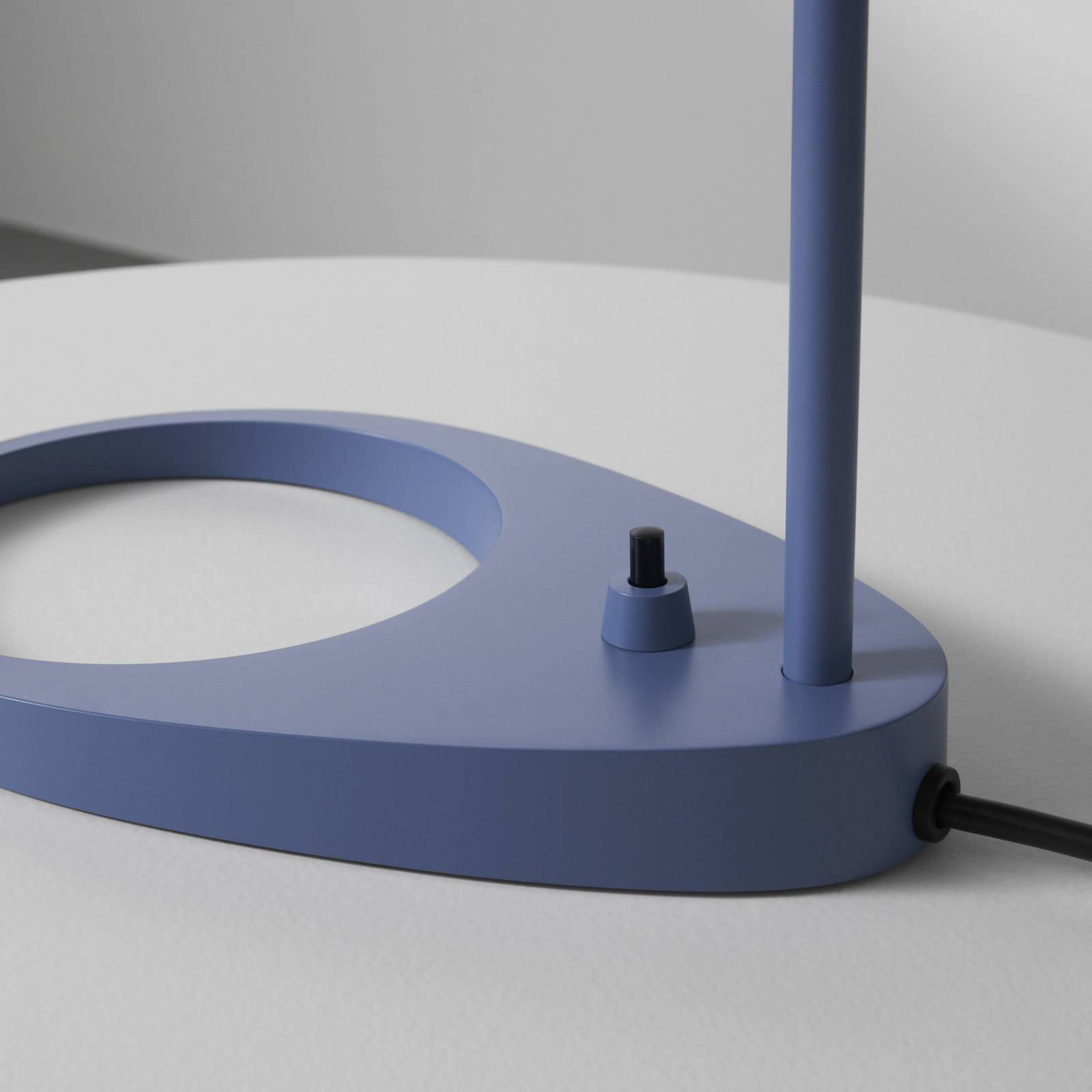 Designerska lampa stołowa Louis Poulsen AJ niebiesko-szara