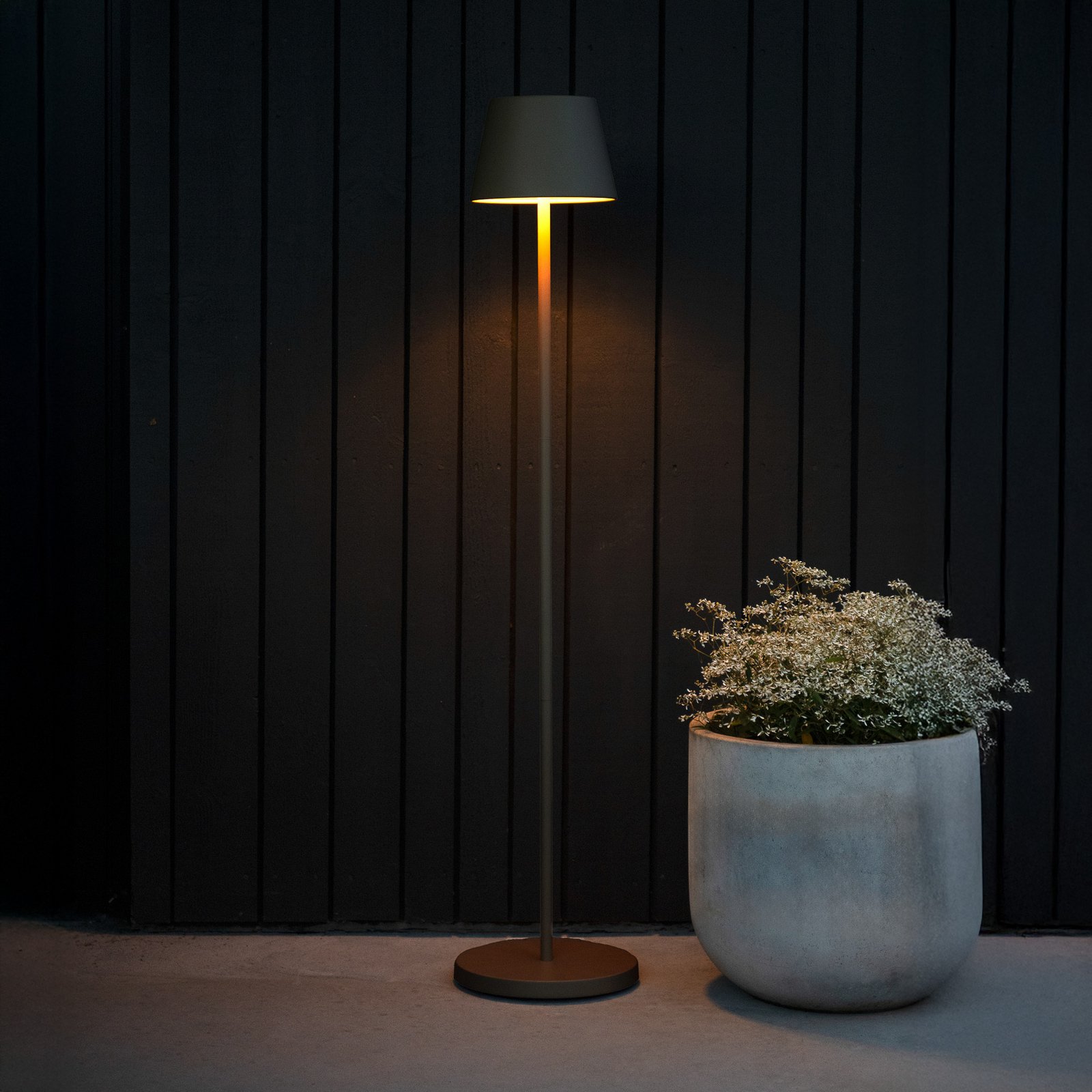 LED-akku-gulvlampe Pomezia, svart, 124 cm, IP54, USB