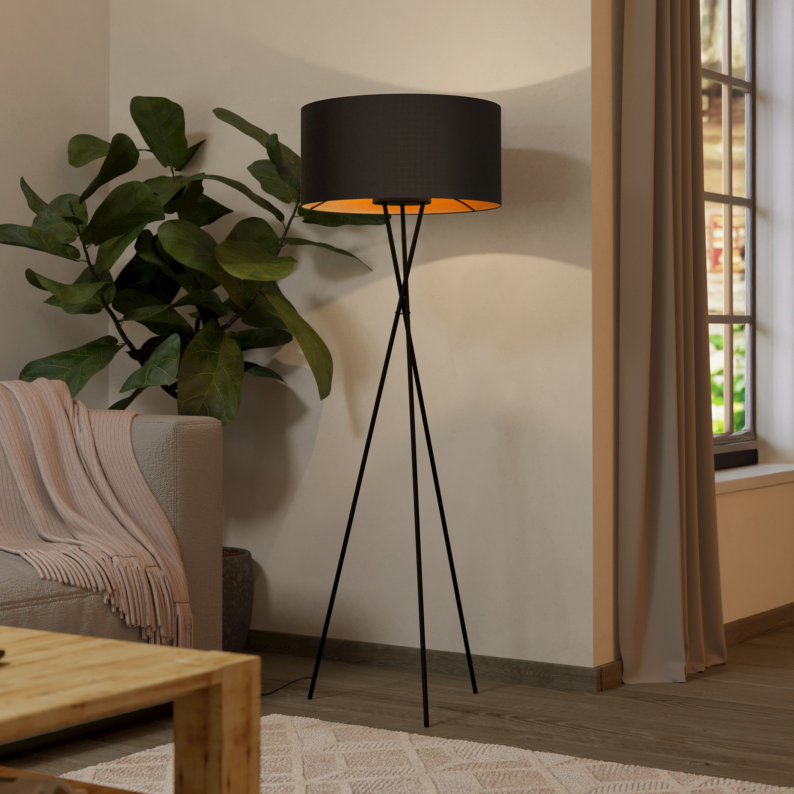 Fondachelli stāvlampa ar melnu abažūru Fondachelli stāvlampa ar melnu abažūru