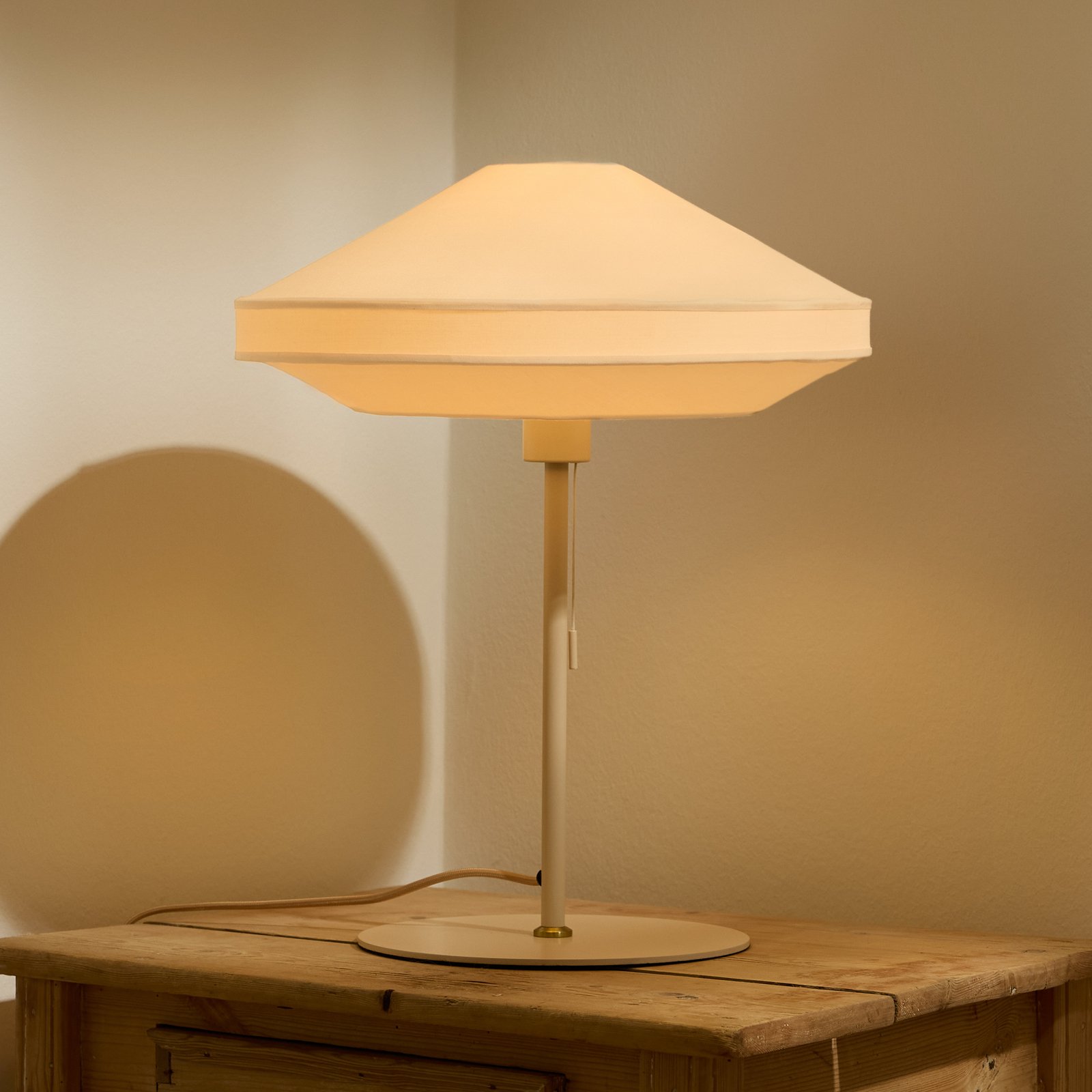 Stolní lampa PARIS SOFT, krémová textilie, výška 50 cm – Halo Design Stolní lampa PARIS SOFT, krémová textilie, výška 50 cm – Halo Design