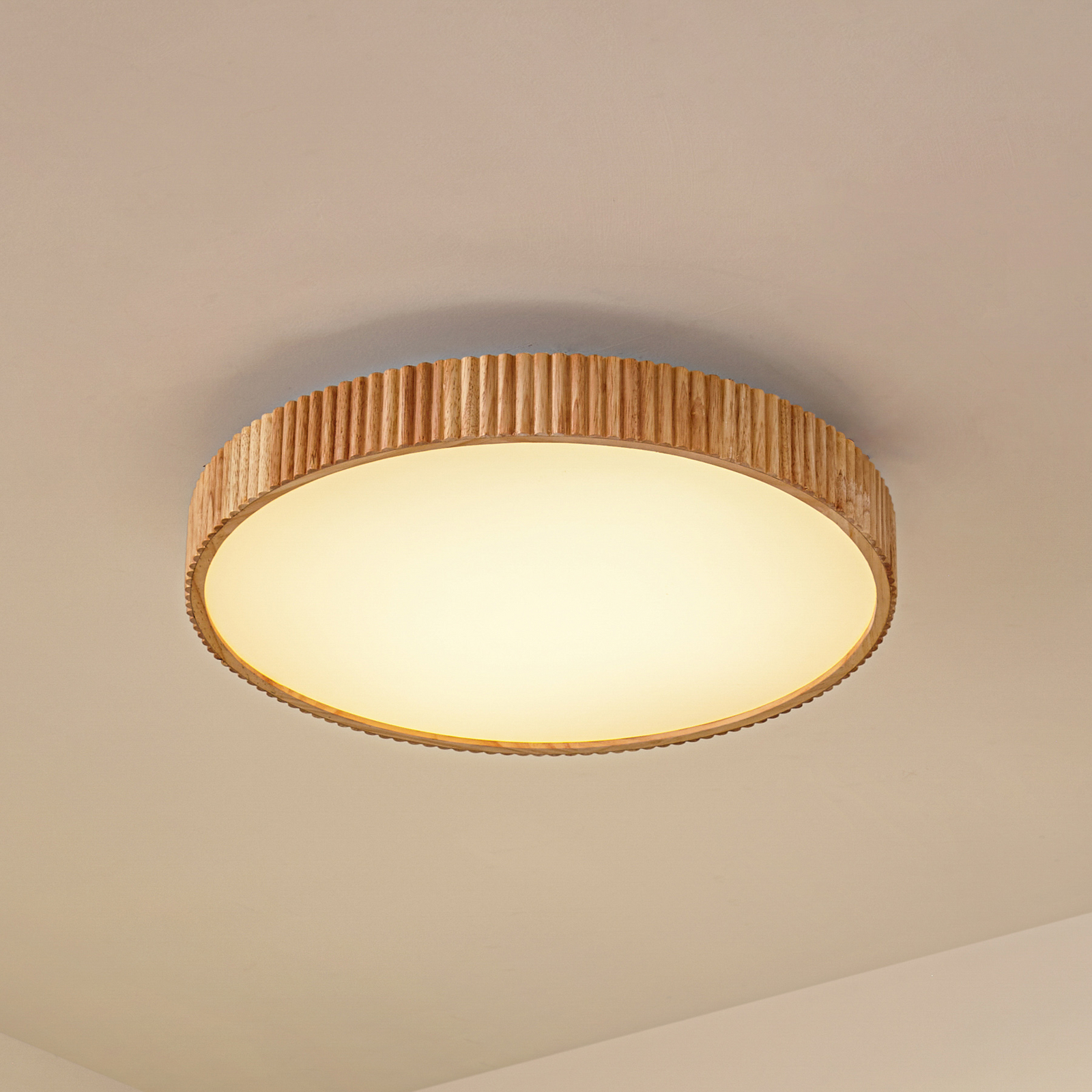 Lindby LED stropní svítidlo Velua, bílá/světlé dřevo, CCT, Ø 50 cm