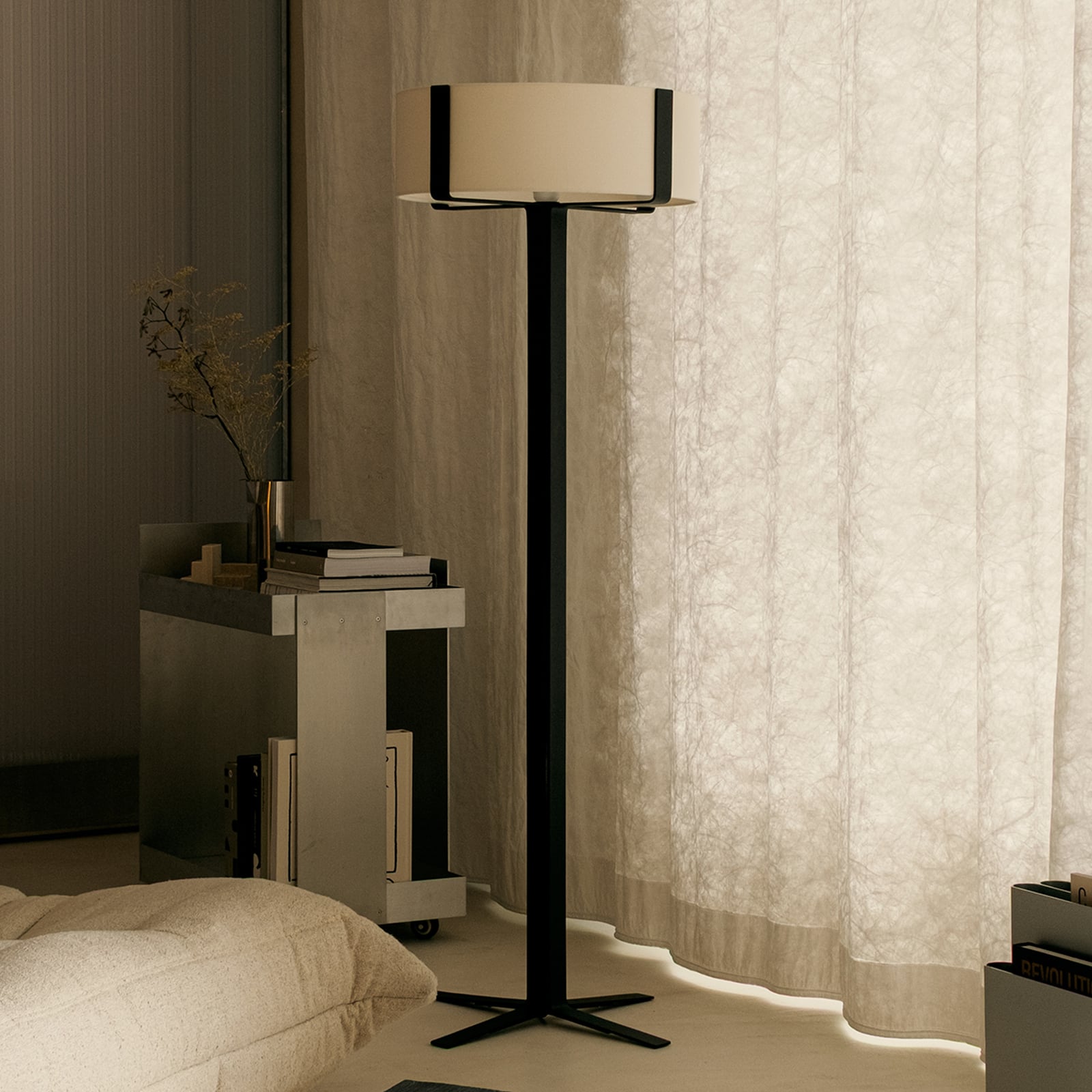 OKOLO álló lámpa, fekete, 145 cm, fém/textil, E27-LED – GRUPA OKOLO álló lámpa, fekete, 145 cm, fém/textil, E27-LED – GRUPA
