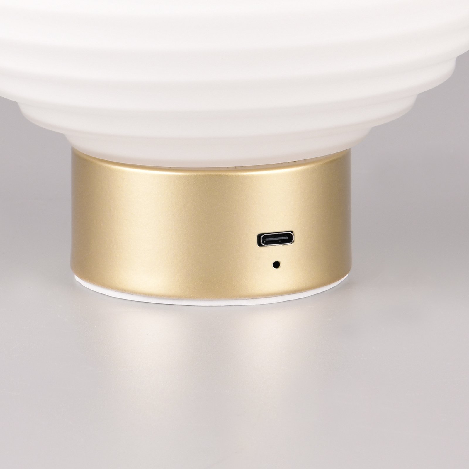 Nabíjacia stolová lampa Earl LED, mosadz/opál, výška 14,5 cm, sklo