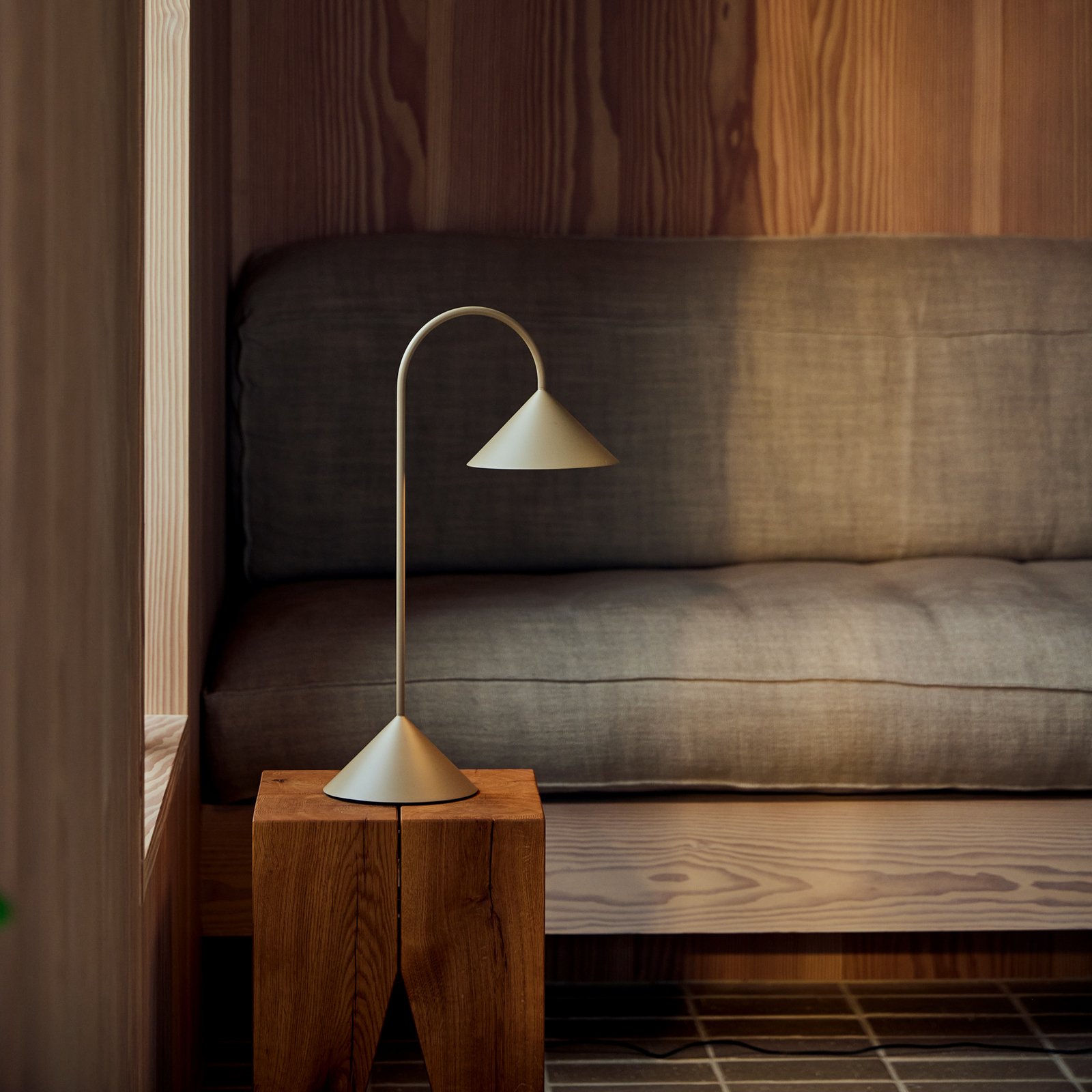 FRANDSEN LED-batteridriven bordslampa Grasp, sandgrå, höjd 47 cm