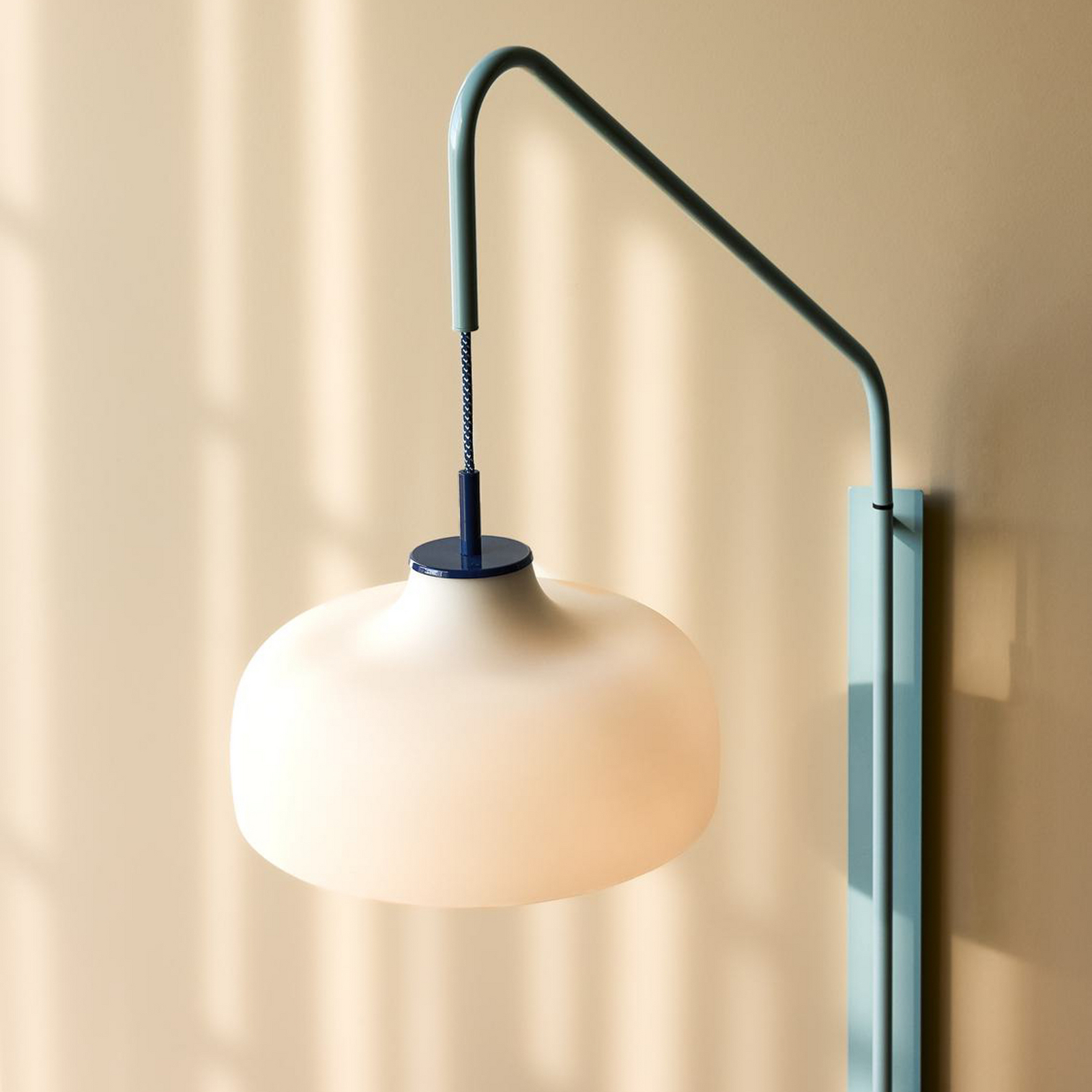 Applique murale Current, bleu clair, saillie 71 cm - HÜBSCH