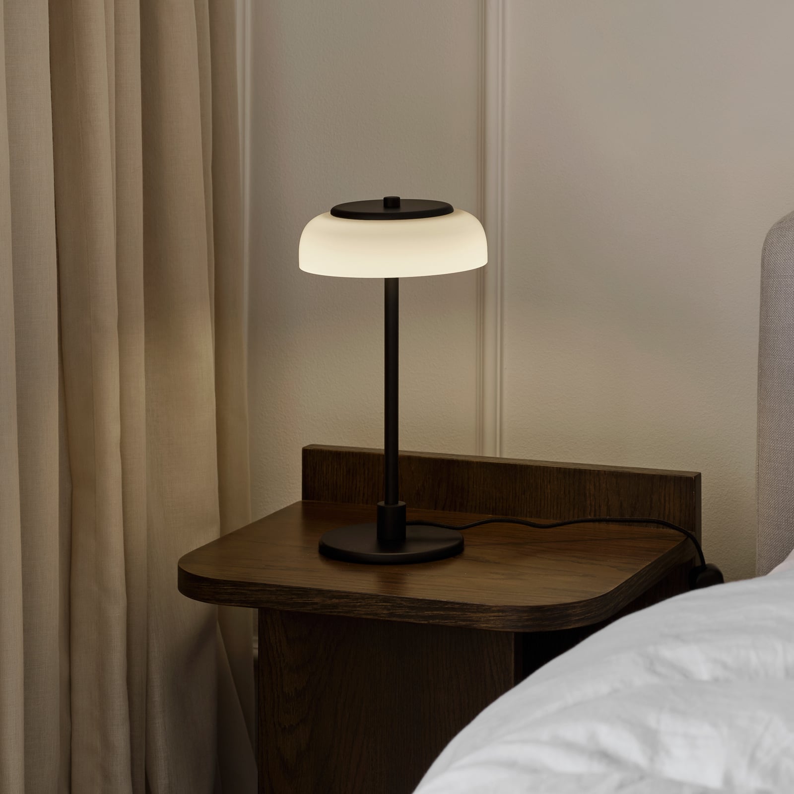 lampe de table LED Nuura Blossi, hauteur 31 cm, noir/opale