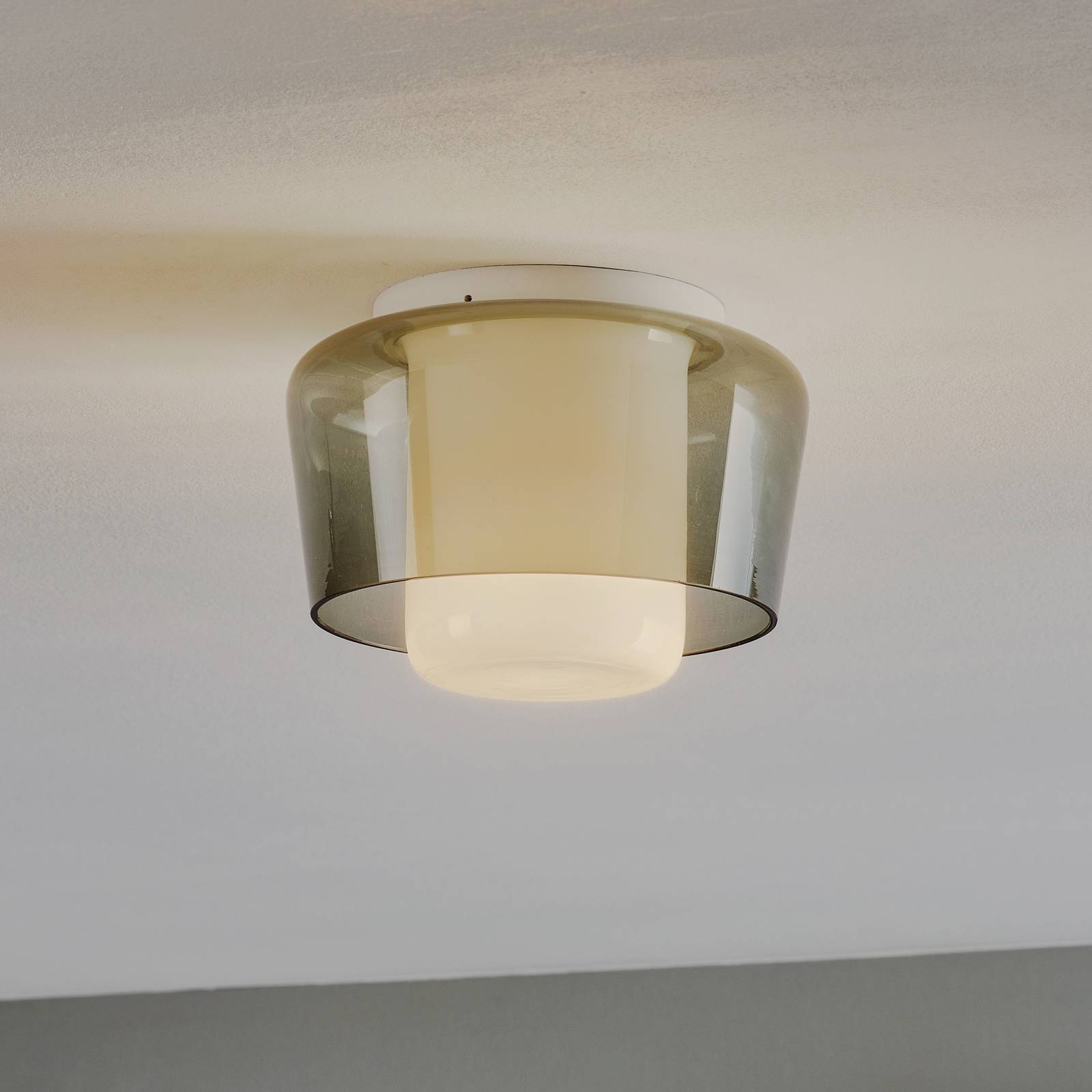 Helestra Canio – taklampe i glass røykgrå
