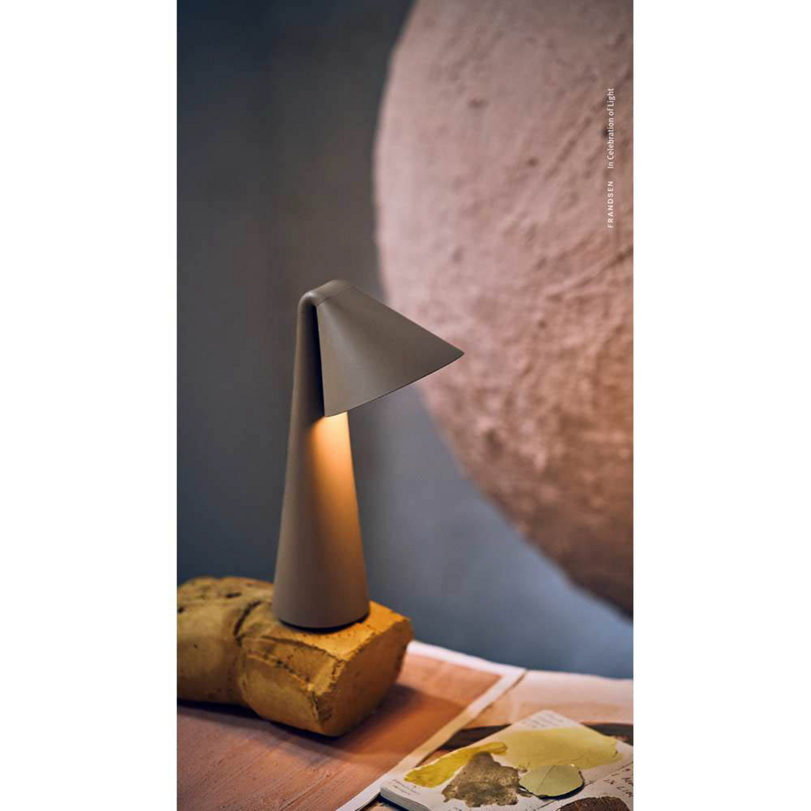 FRANDSEN LED φορητή επιτραπέζια λάμπα Ami, γκρι-μπεζ, 32 cm, ρυθμιζόμενη ένταση FRANDSEN LED φορητή επιτραπέζια λάμπα Ami, γκρι-μπεζ, 32 cm, ρυθμιζόμενη ένταση