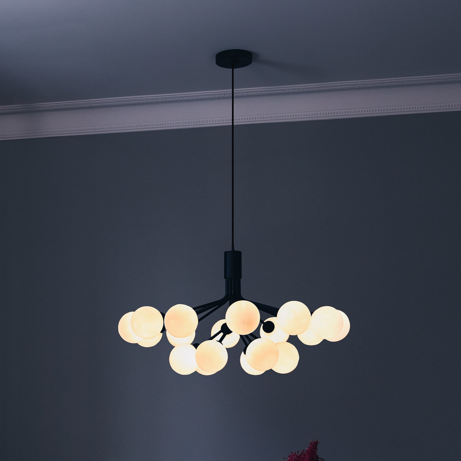 Apiales 18 Kronleuchter Satin Black/Opal White Nuura Aps - Wohnzimmer - Design - Metall - Mehrflammig