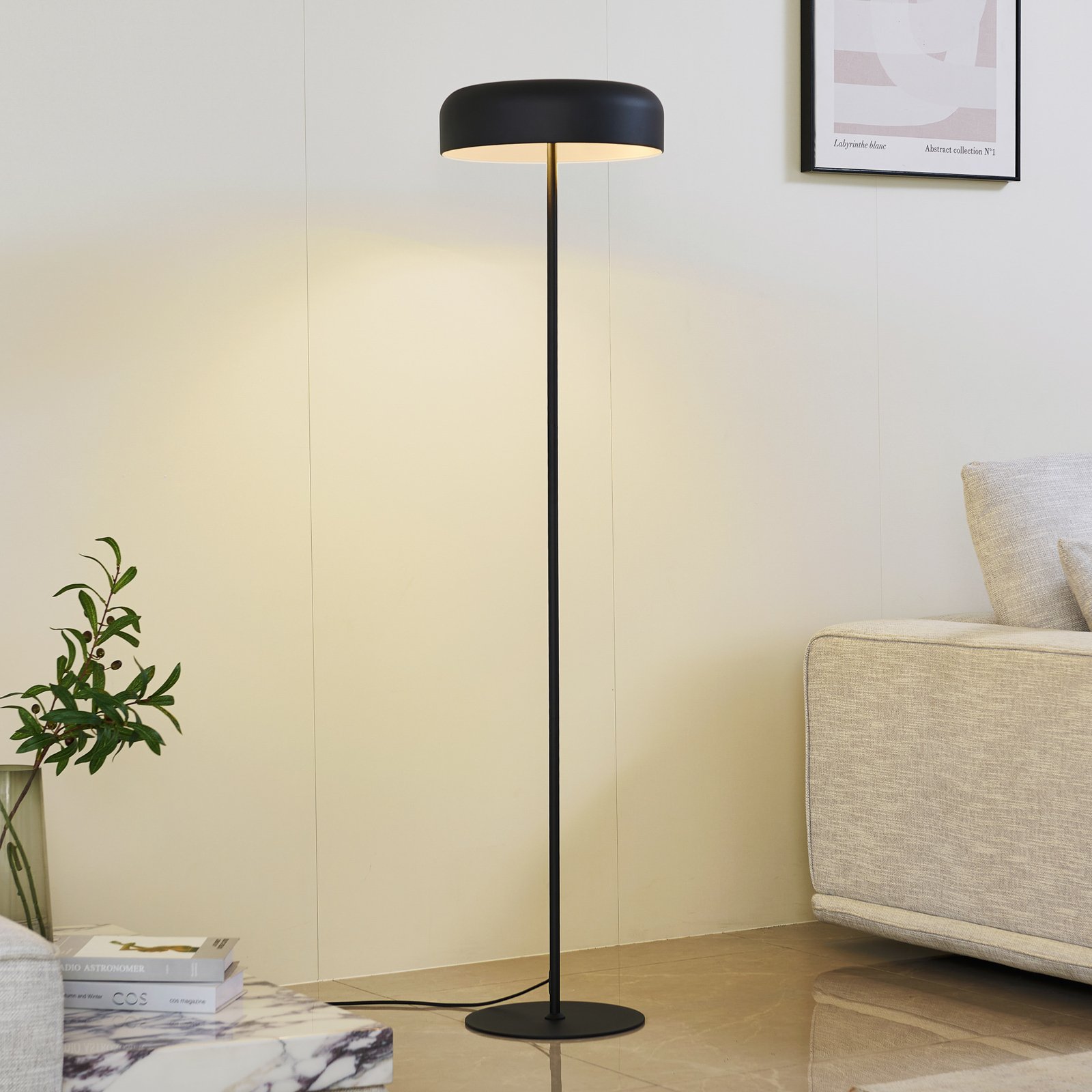 Lindby lampe sur pied Edion, noir sable, métal