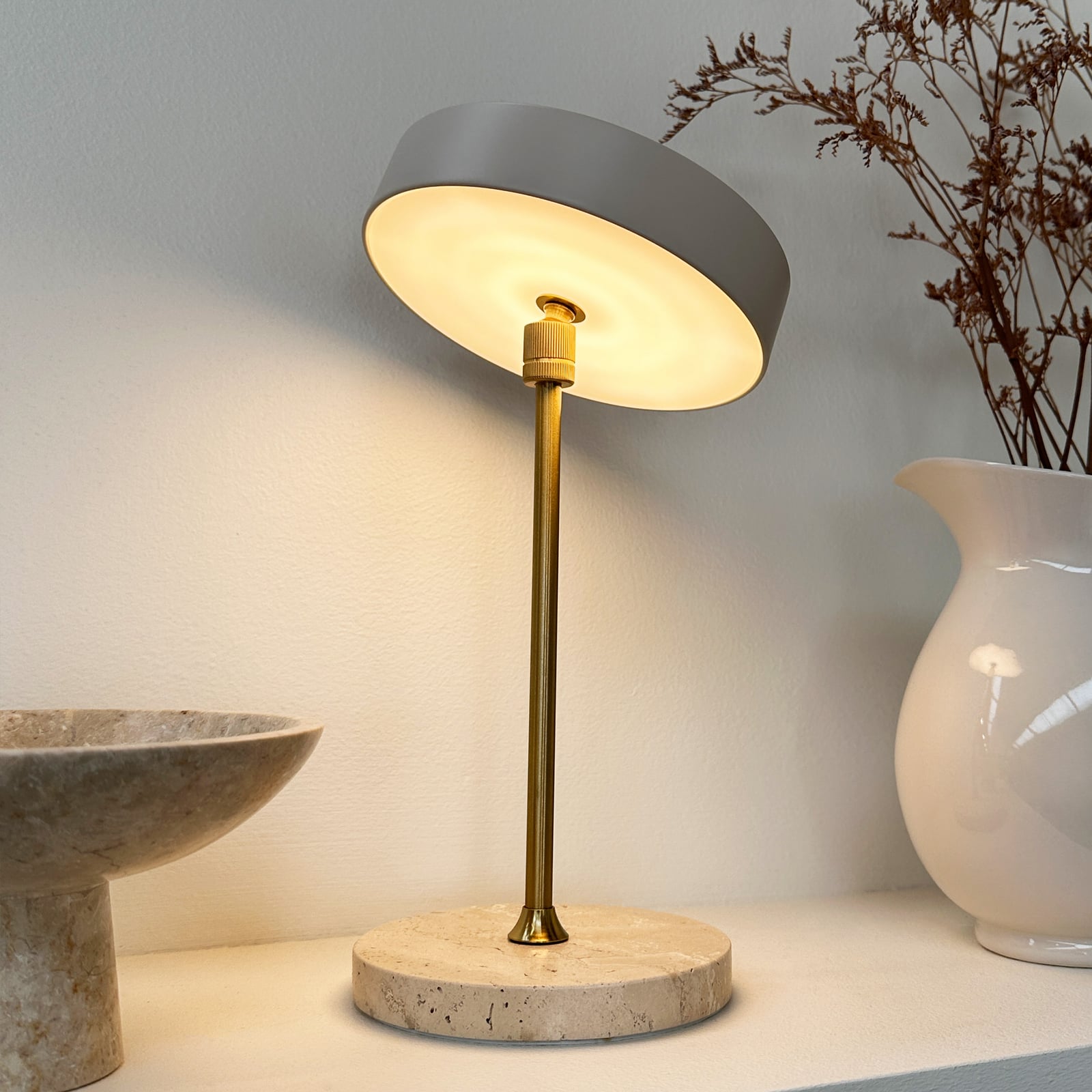 Moonlight LED-bordlampe med batteri, beige, metal, 3.000 K – Dyberg Larsen Moonlight LED-bordlampe med batteri, beige, metal, 3.000 K – Dyberg Larsen