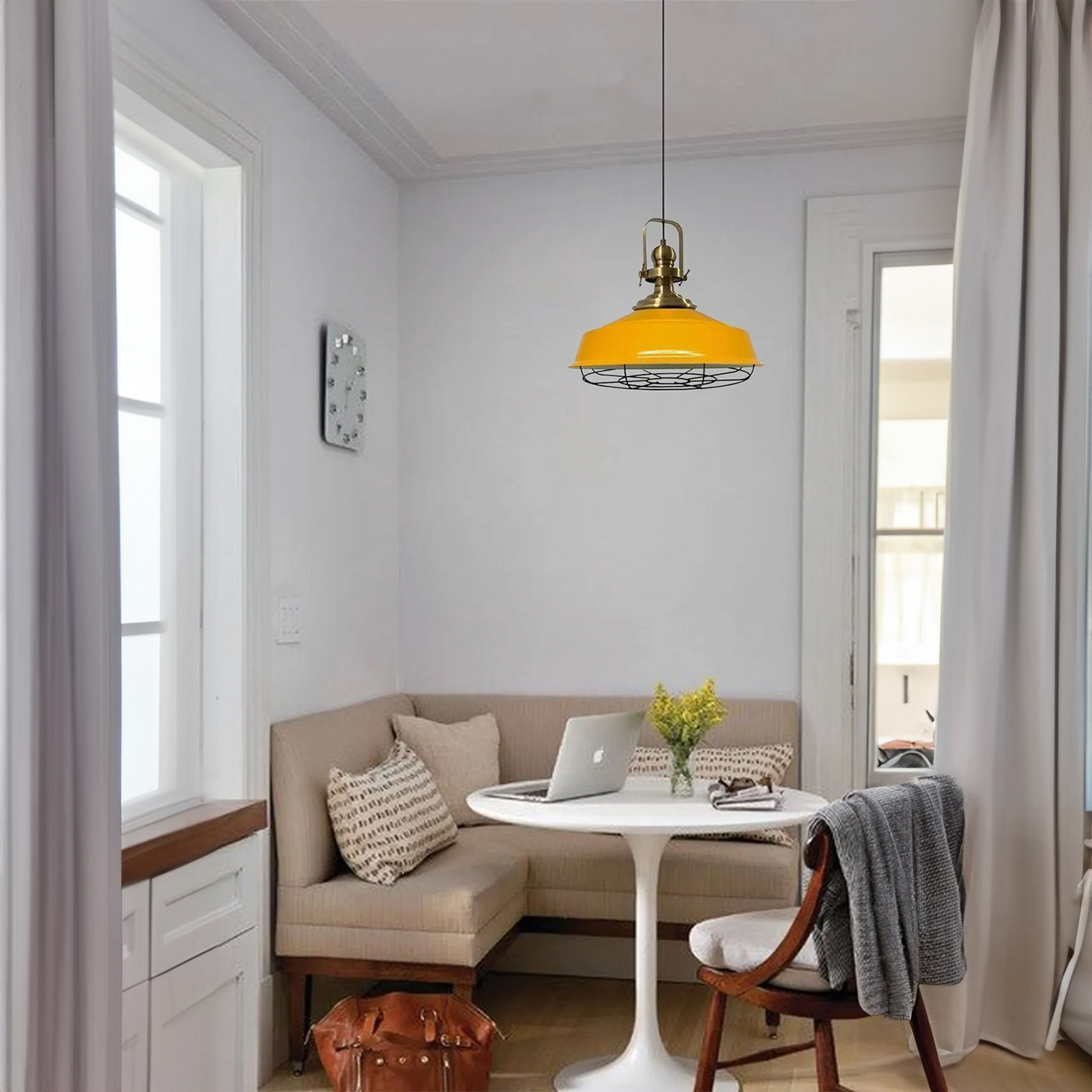 Suspension Astel, jaune, Ø 41 cm, métal, détail laiton vieilli Suspension Astel, jaune, Ø 41 cm, métal, détail laiton vieilli