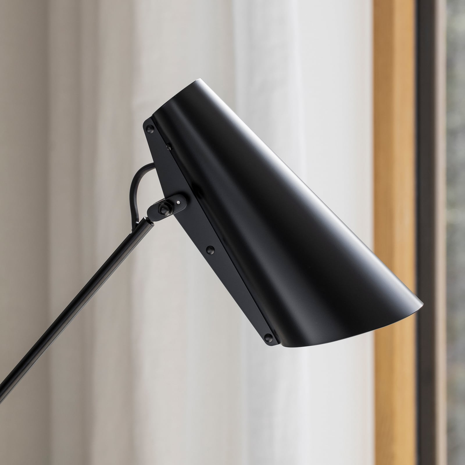 Northern Birdy Stehleuchte in Schwarz