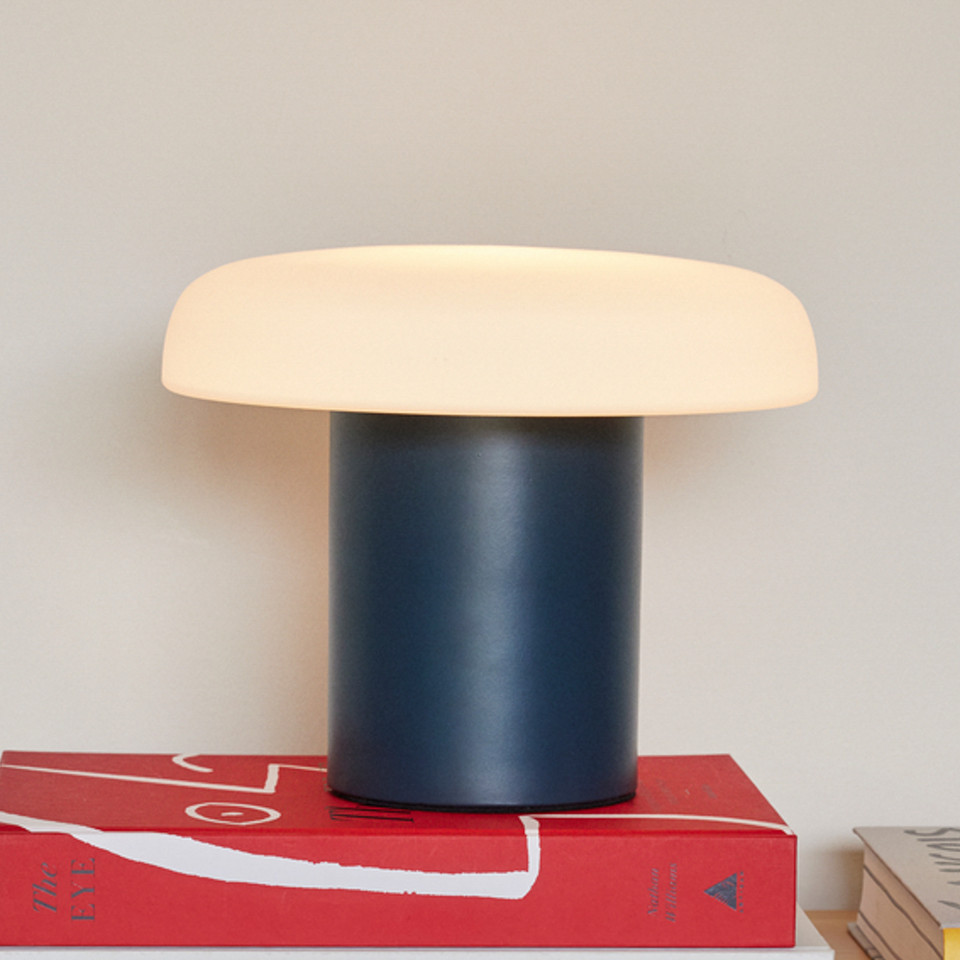 Hübsch Ateliers Bordslampa, blå från Hübsch