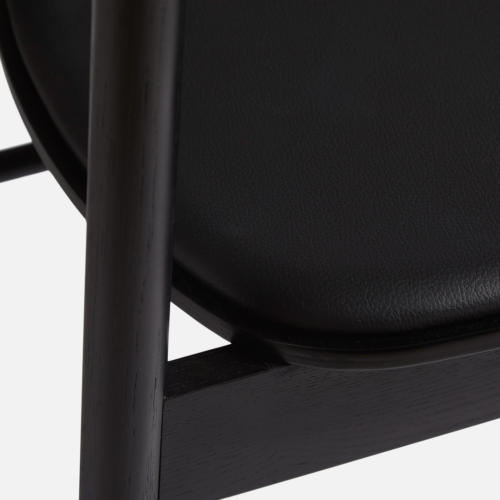 Chaise Soma, noire, cuir, hauteur 79 cm, frêne - Woud Chaise Soma, noire, cuir, hauteur 79 cm, frêne - Woud