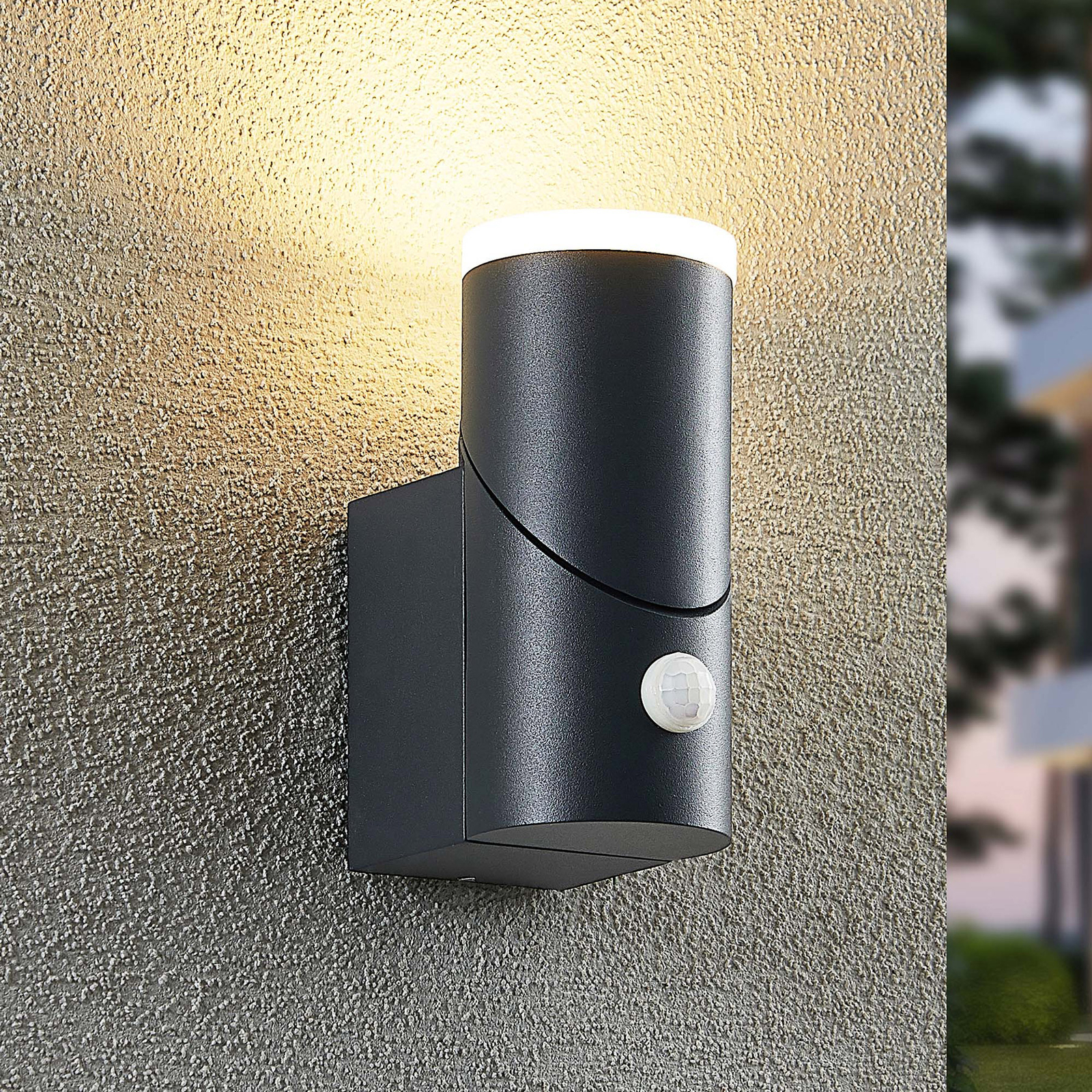 Lindby Aspyn LED outdoor wall light, 1-bulb sensor