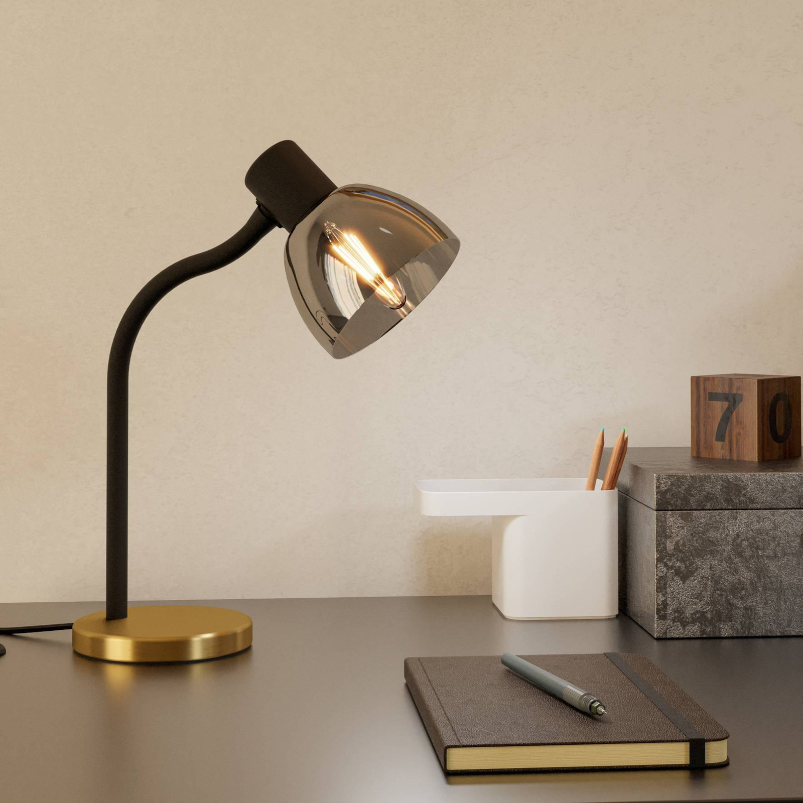 Macere table lamp, brass/black