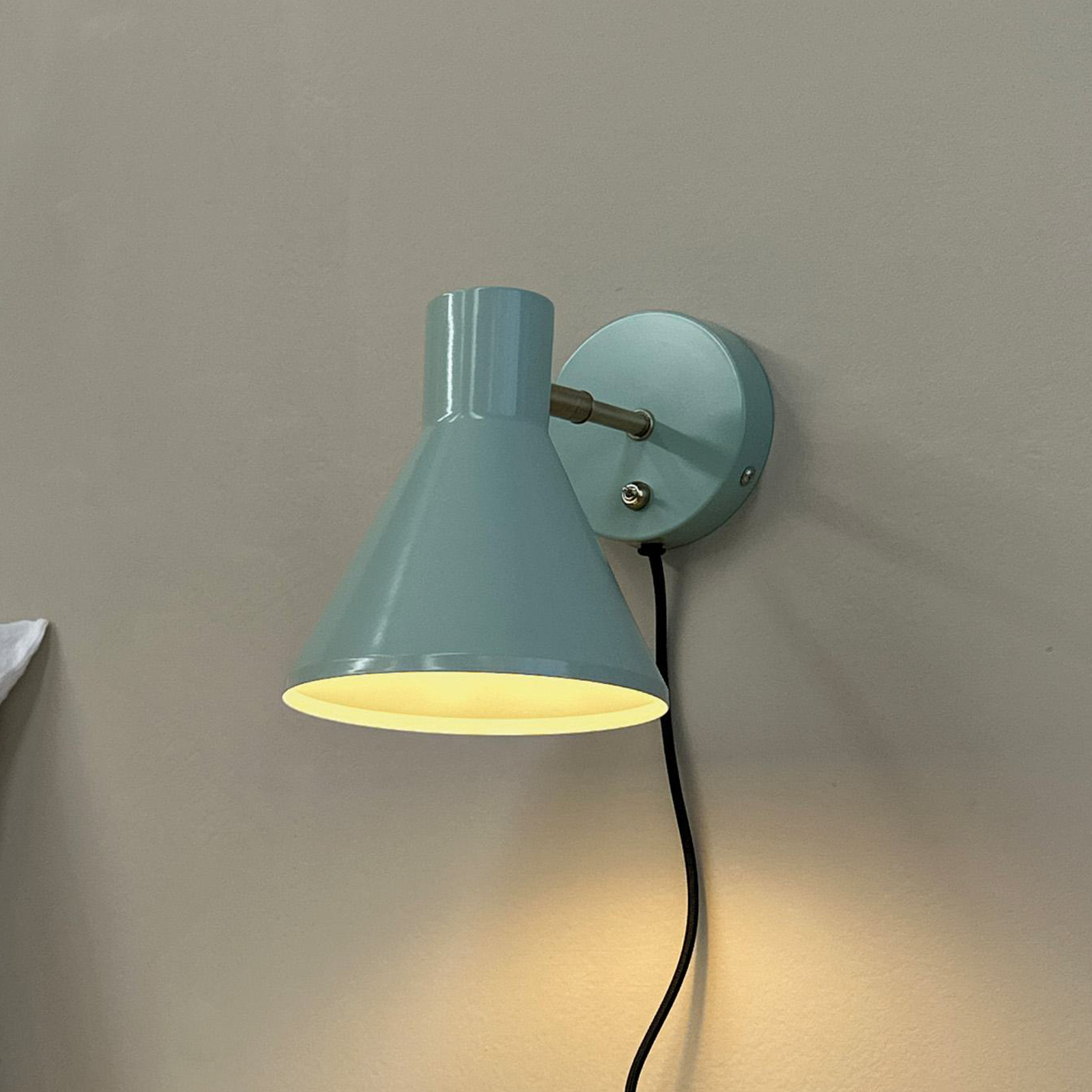 Dyberg Larsen vegglampe Sleep, mintgrønn, Ø 15 cm, stål