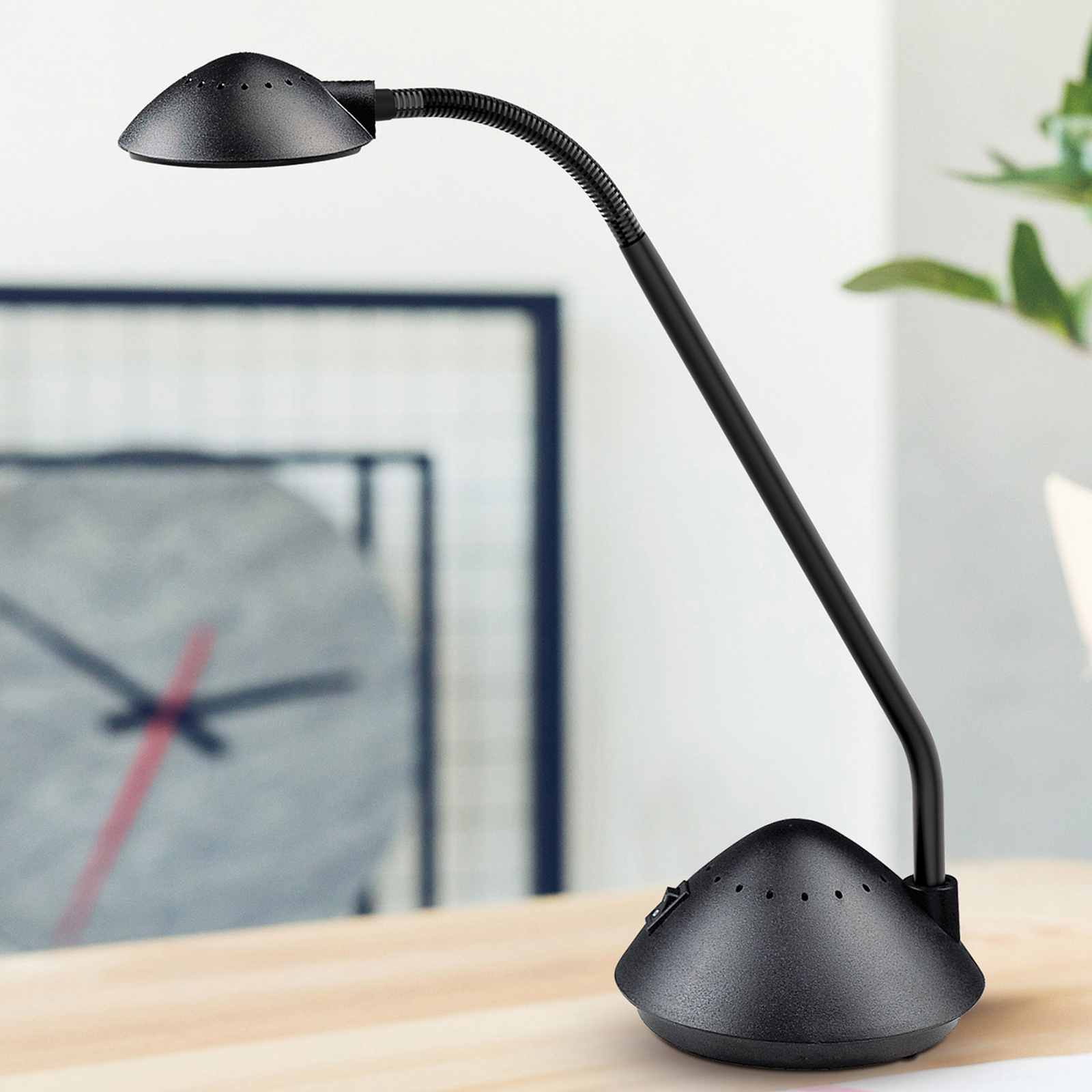 LED stolní lampa MAULarc, flexibilní rameno, černá