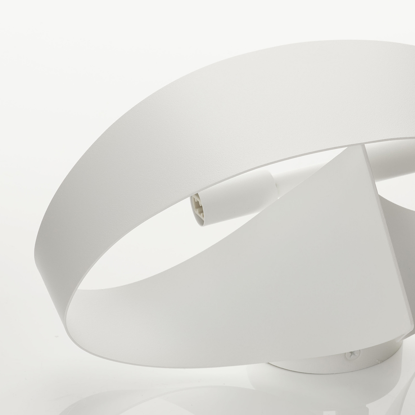 Biele dizajnové nástenné svietidlo Scudo