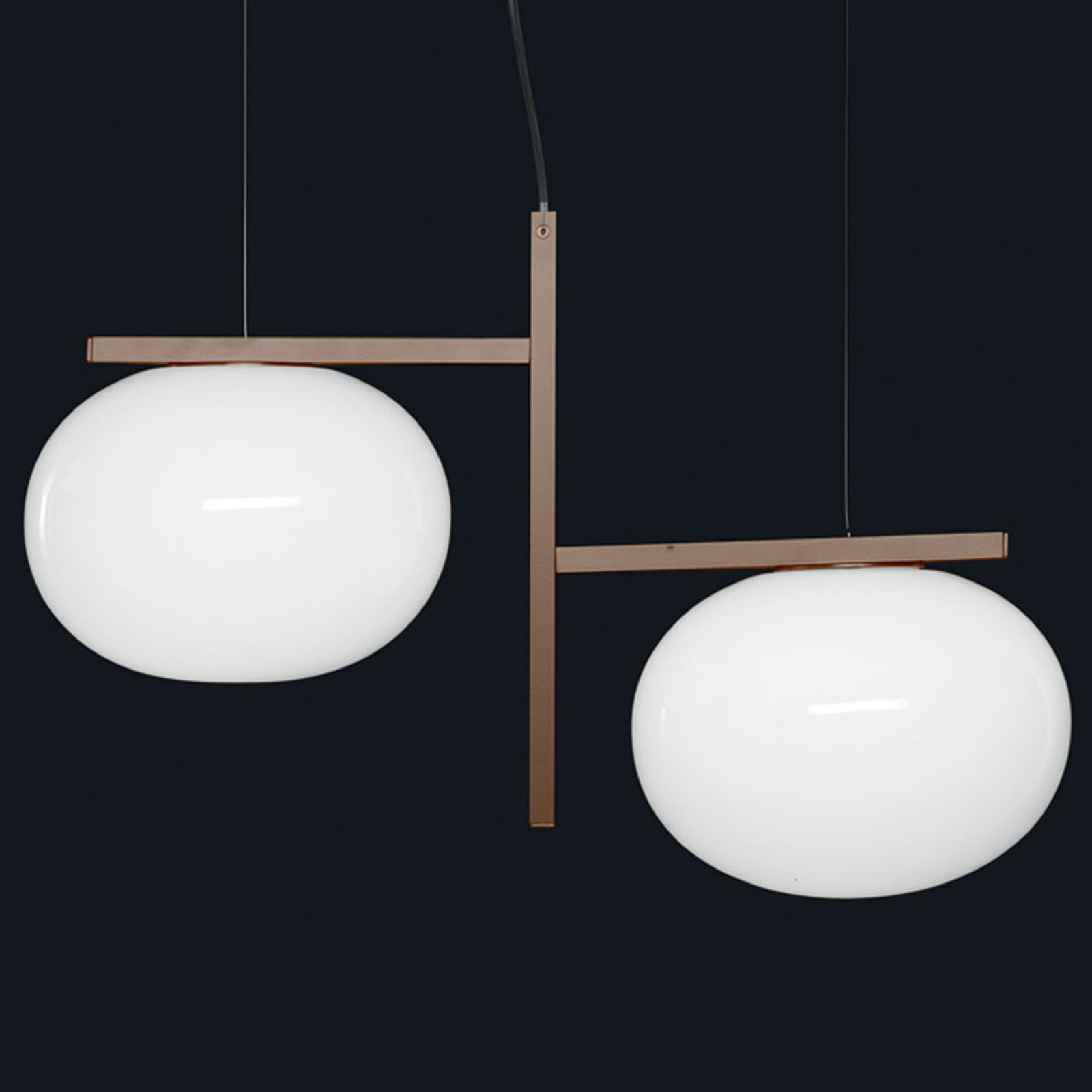 Oluce Alba - Lampă suspendată cu două abajururi din sticlă - Camera de zi / sufragerie - design - alamă satinată opal