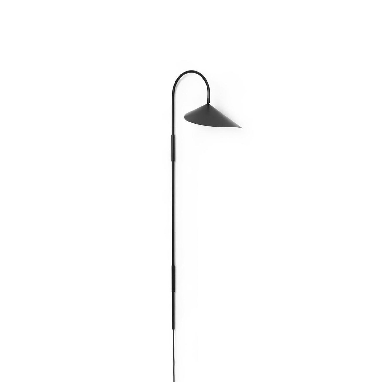ferm LIVING Arum Zwenkbare wandlamp hoog, zwart, stekker