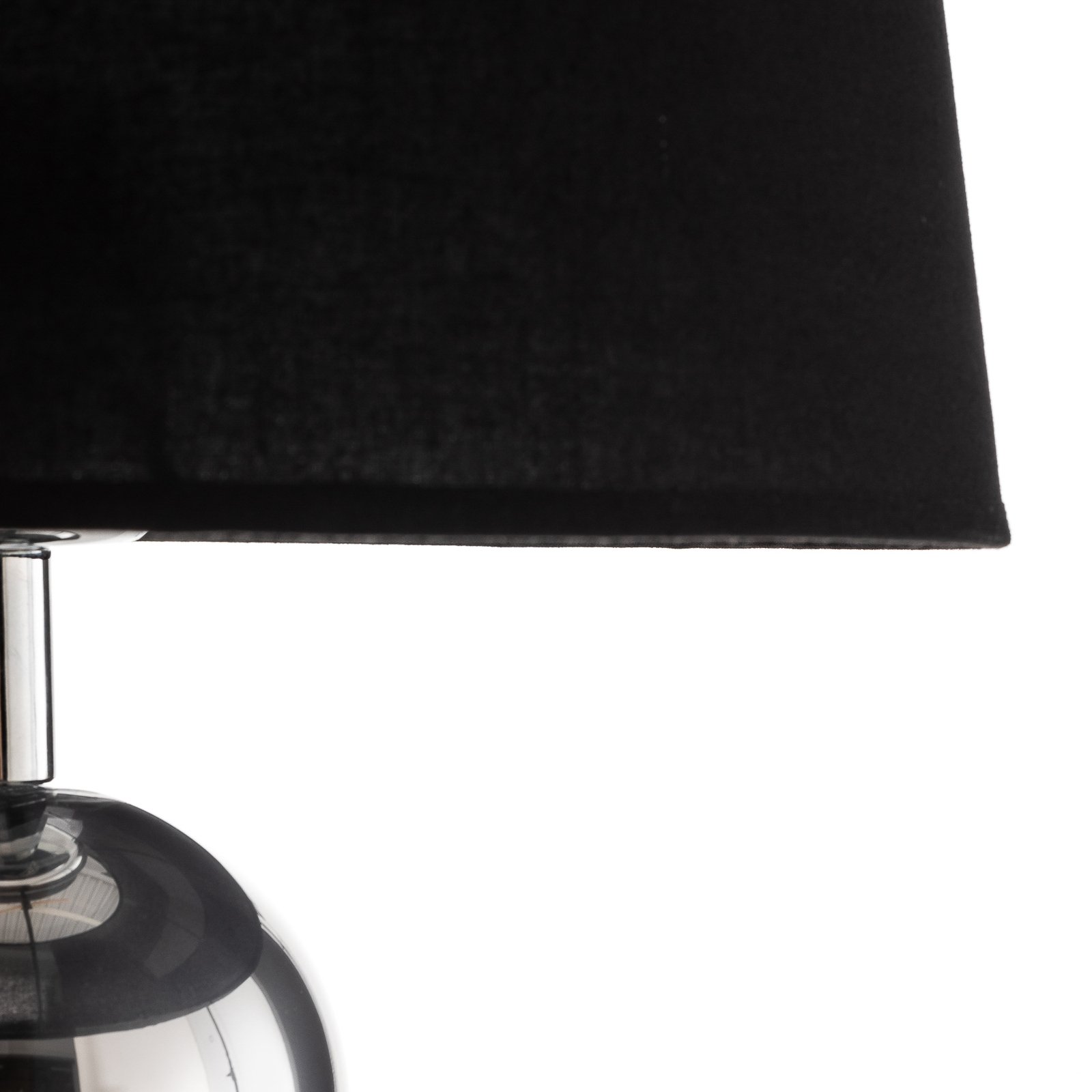 Fulda bordlampe i tekstil, svart skjerm, sokkel i krom