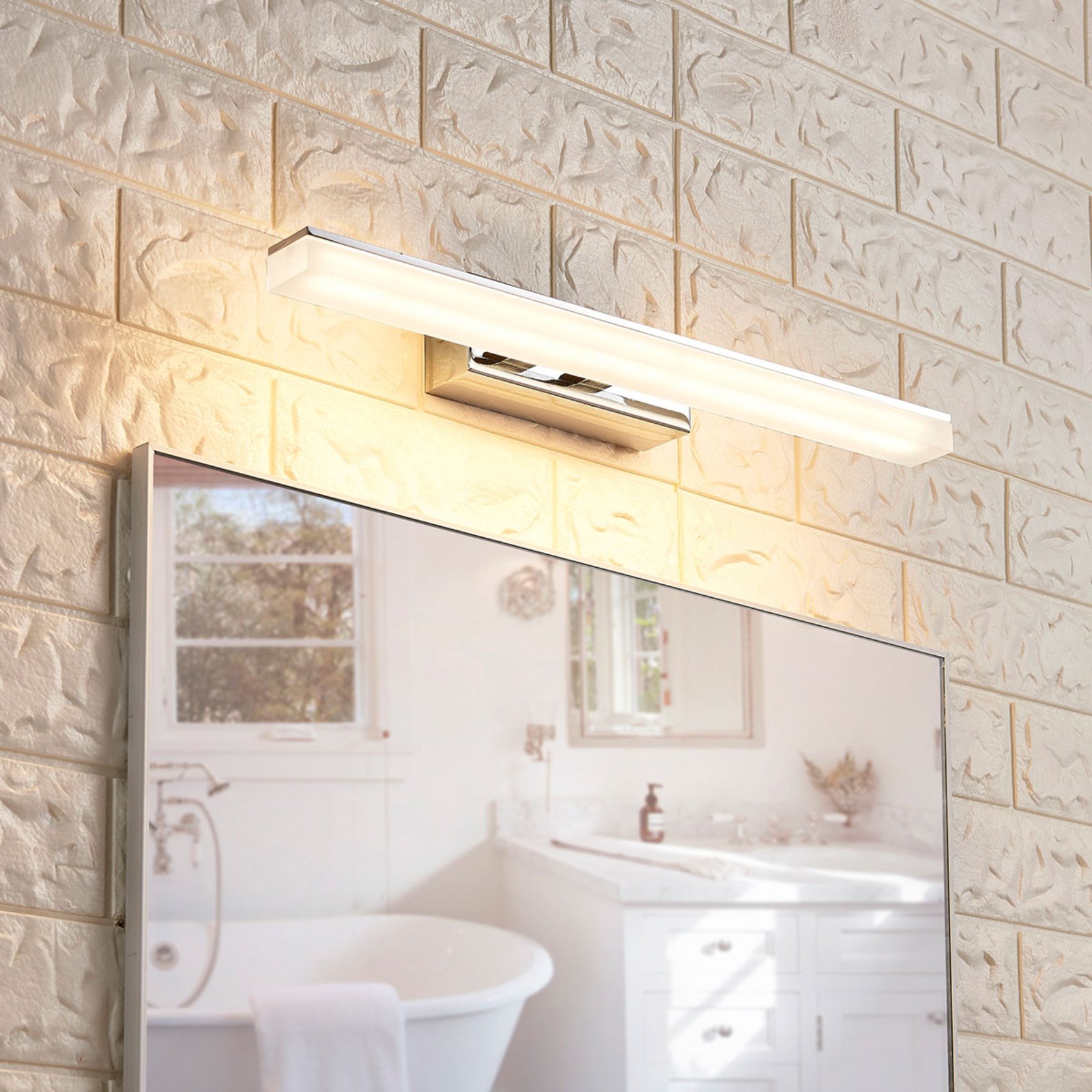 Lámpara de pared LED de baño Julie, forma alargada