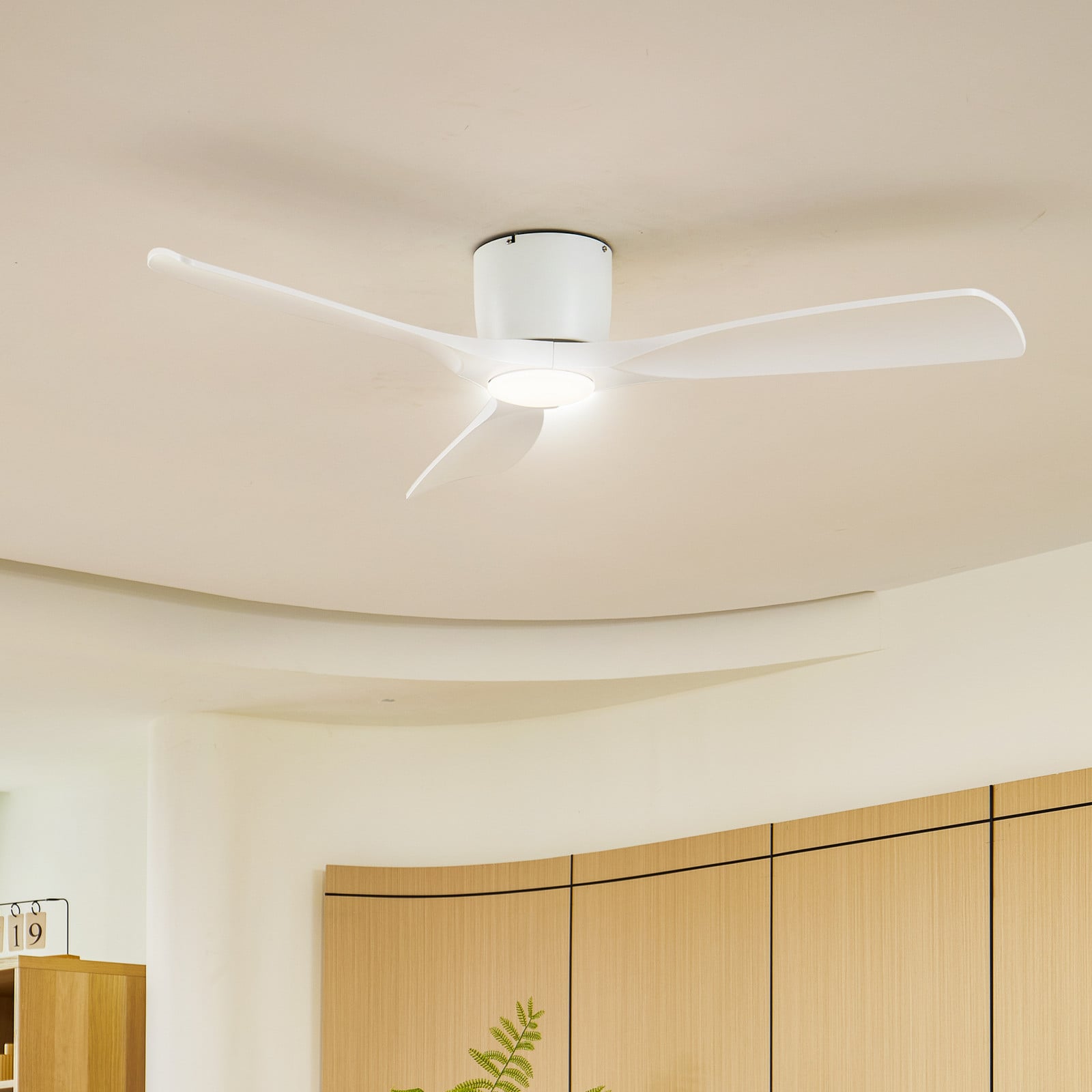 Lucande Smart LED-loftventilator Moneno, hvid, DC, Tuya - Stue - Moderne - Metal