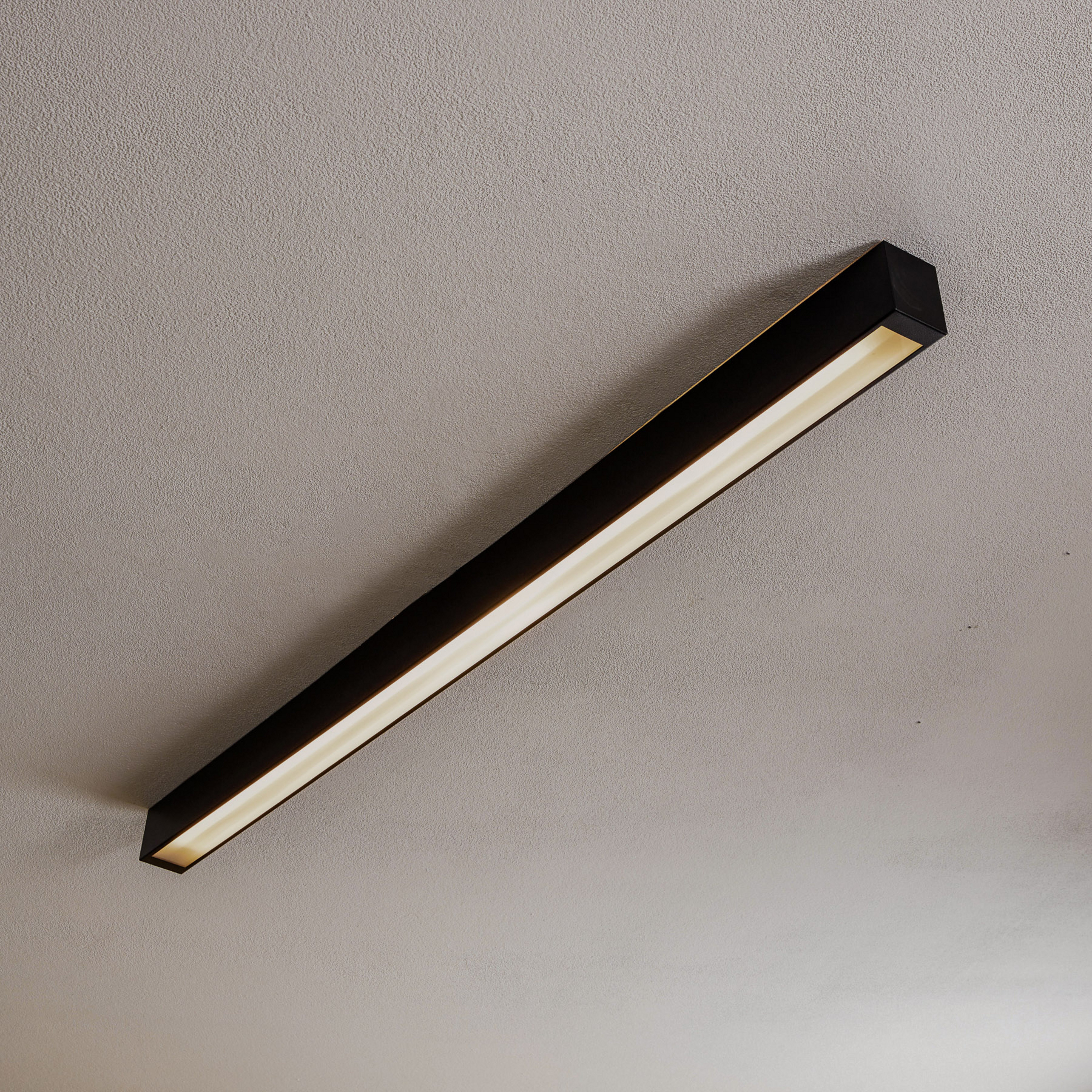 Lempos Straight juodos spalvos 122 cm