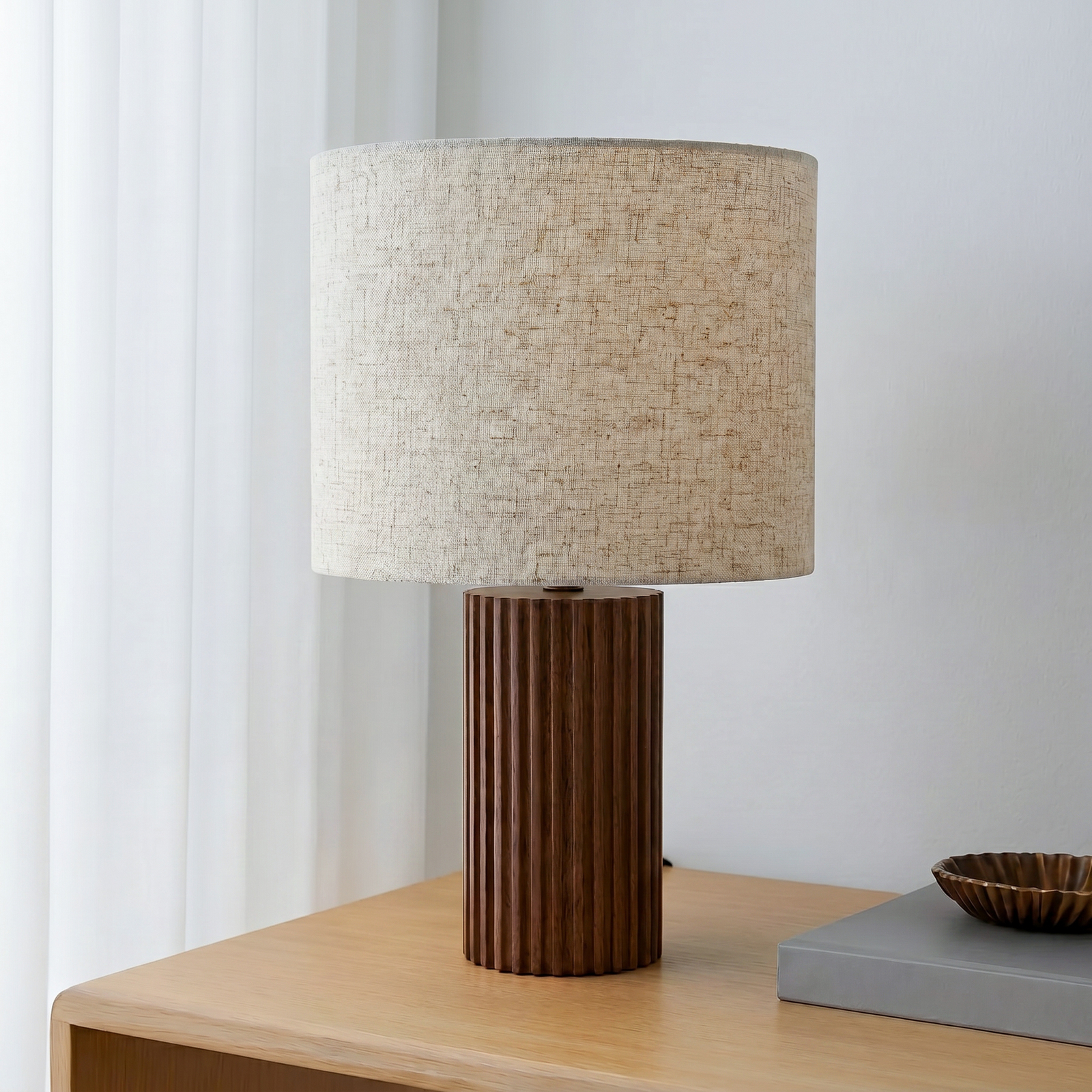 Lampe à poser Lindby Kimiko, hauteur 38 cm, bois de noyer, tissu