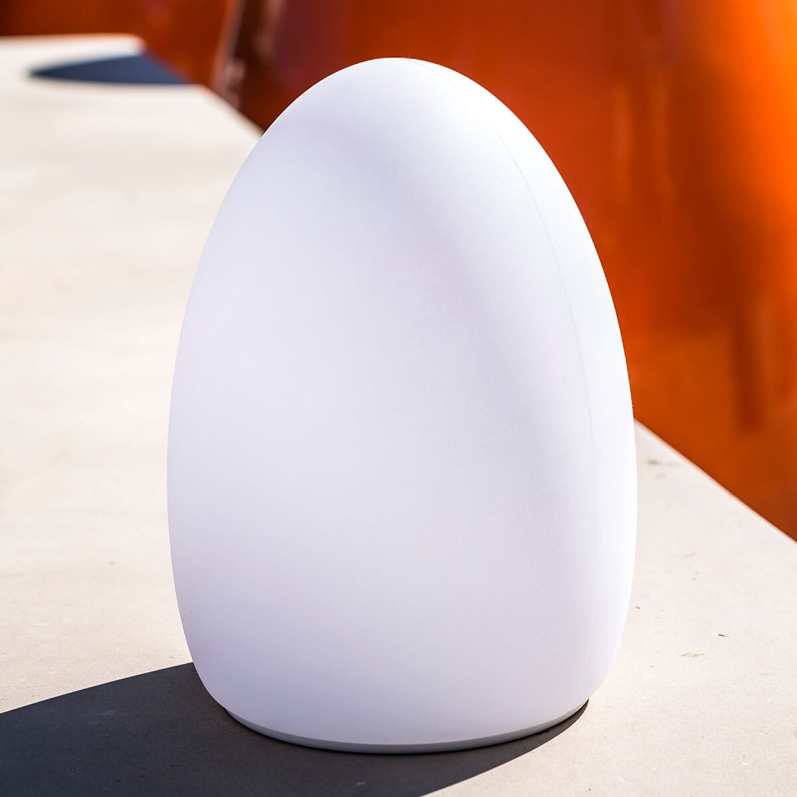 Egg: una lámpara decorativa con batería recargable controlada por app