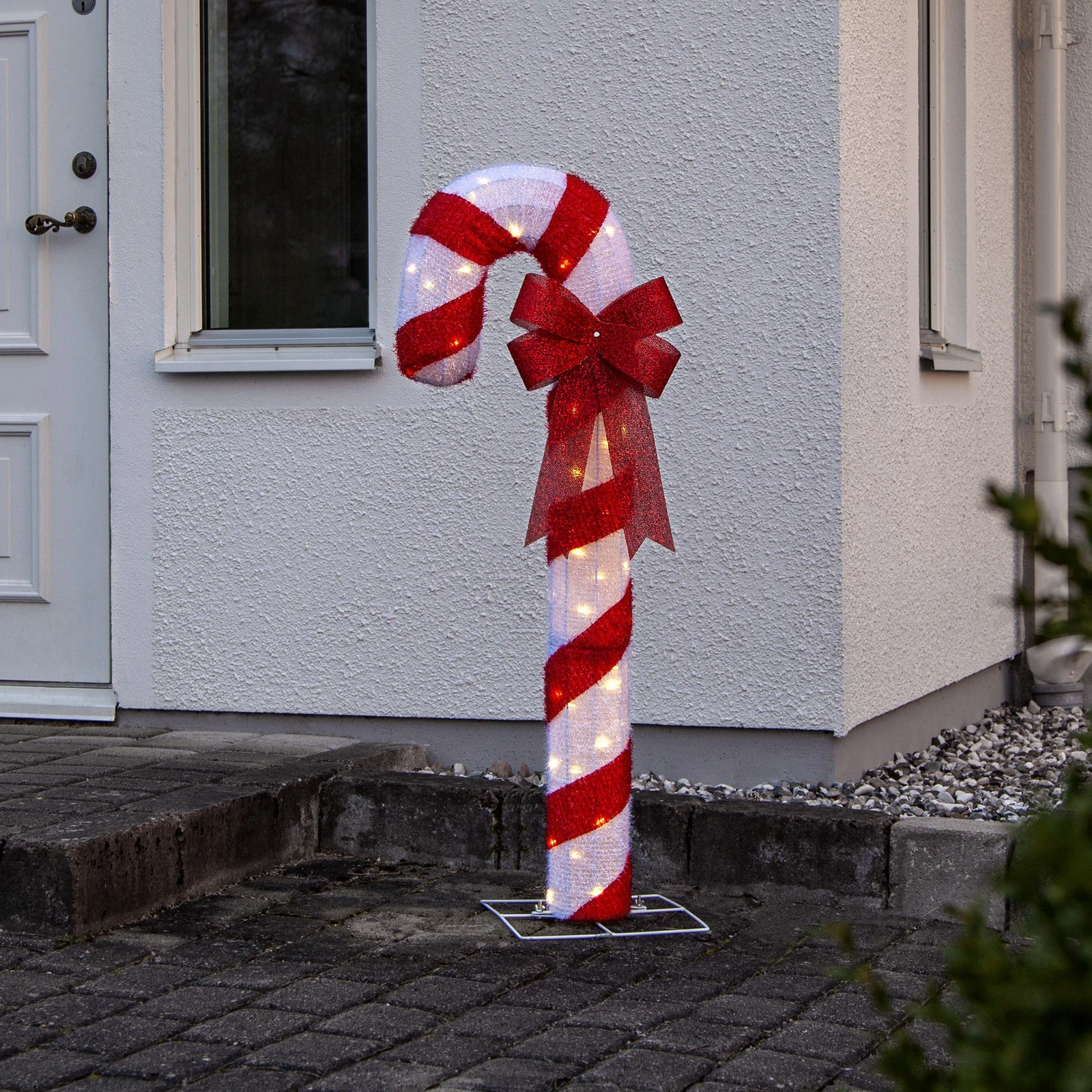 Zittende Kerstman met ganzenveer en cadeau zak van het merk Goodwill
