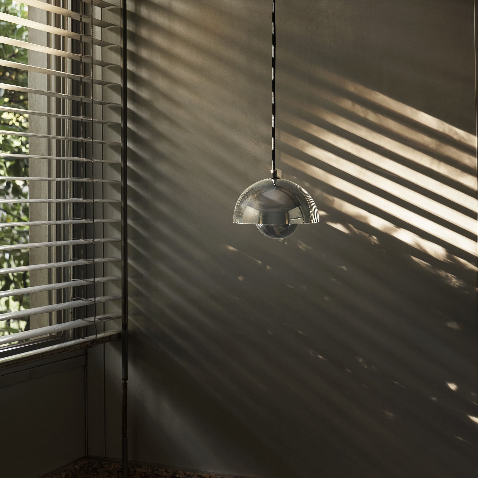 Závesné svietidlo Flowerpot VP10 chrómové - &Tradition