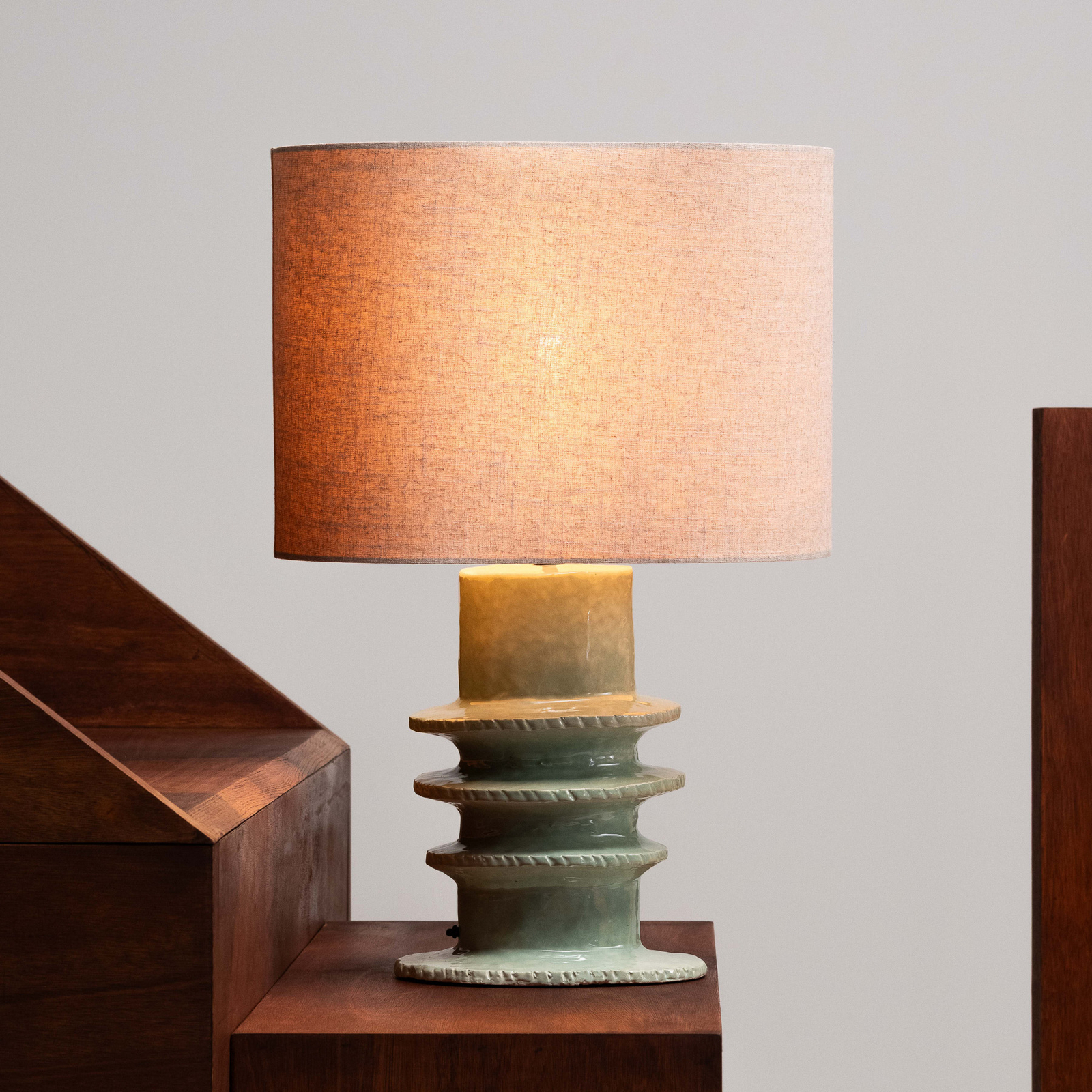 LIGHT BLUE GEORGIA bordlampe, lyseblå/beige, keramikk, høyde 76,5 cm – Serax LIGHT BLUE GEORGIA bordlampe, lyseblå/beige, keramikk, høyde 76,5 cm – Serax