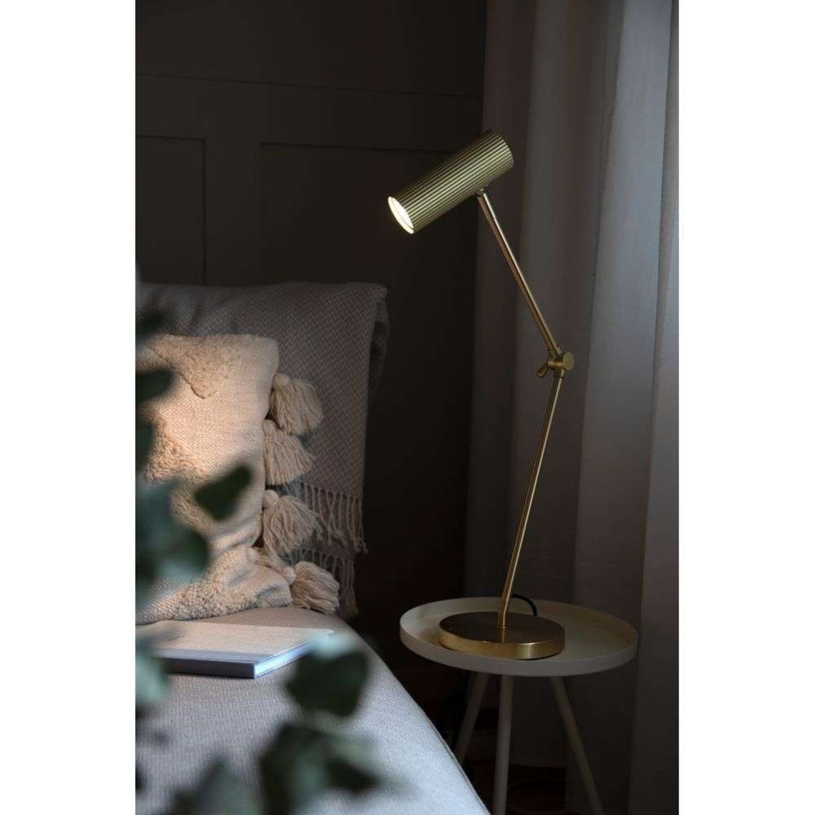 Hubble Read Bordslampa Brushed Brass - Globen Lighting