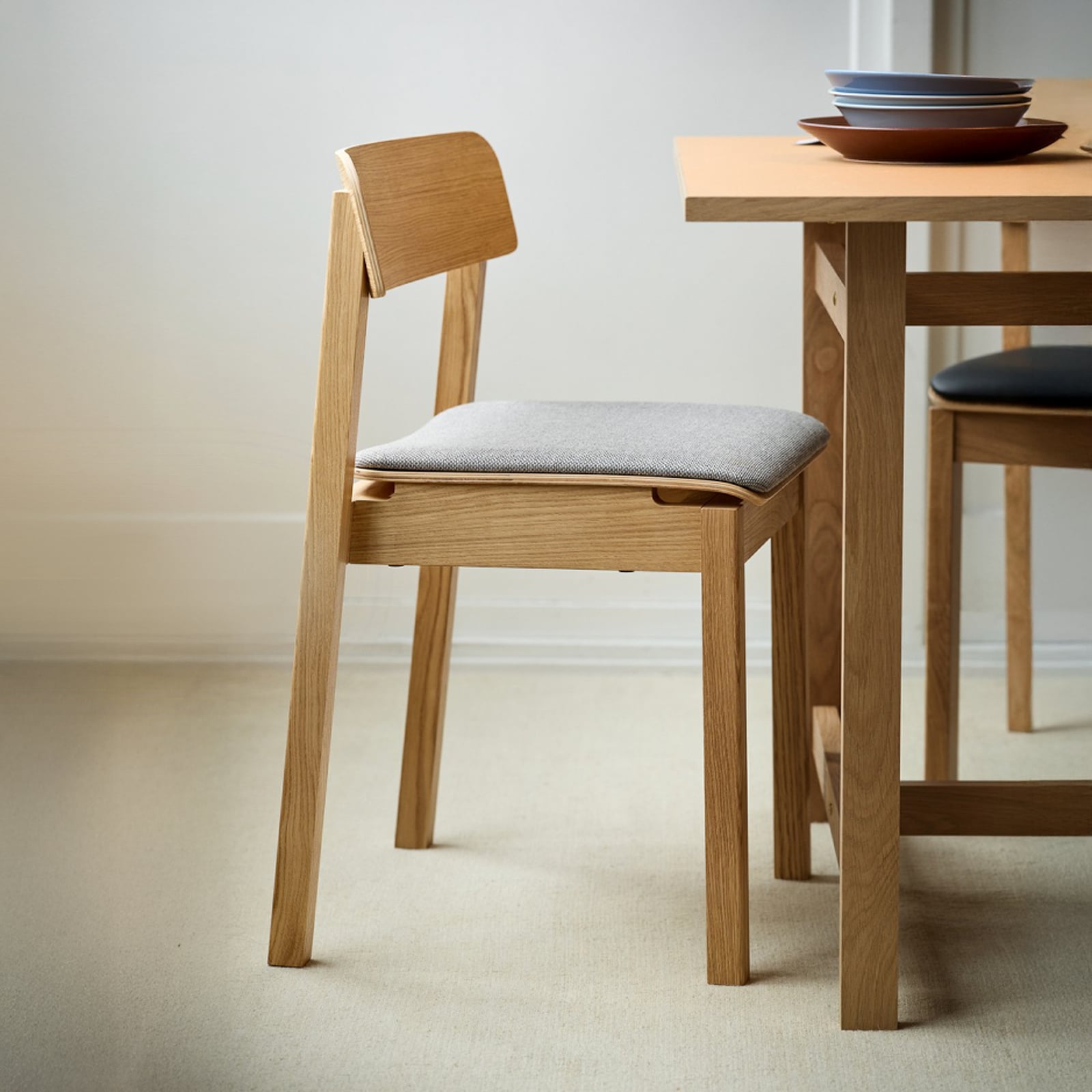 EVERYDAY-stol, oljet eik, grå tekstil, høyde 75 cm – Moebe
