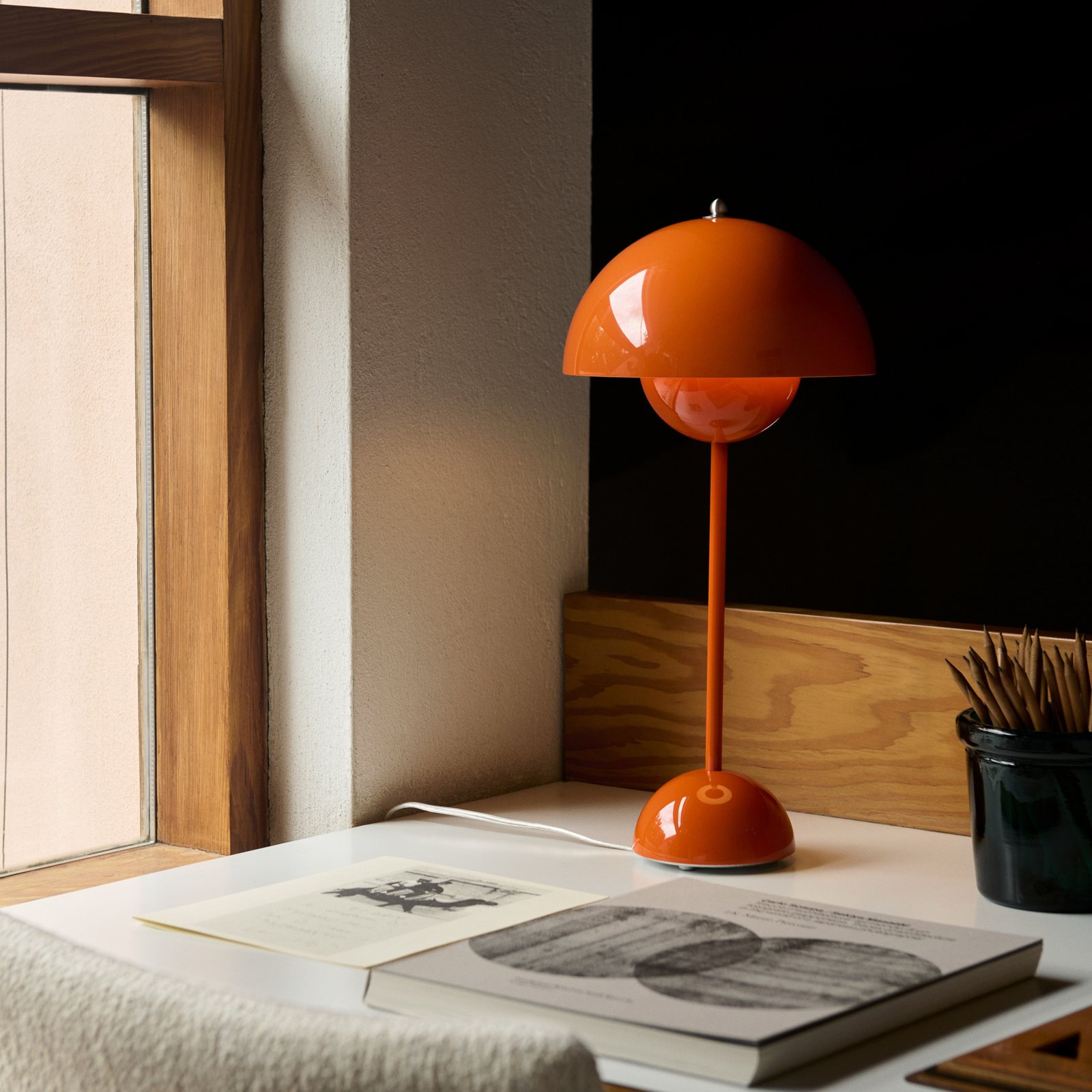 Lampe à poser Flowerpot VP3, orange, 50 cm - &TRADITION