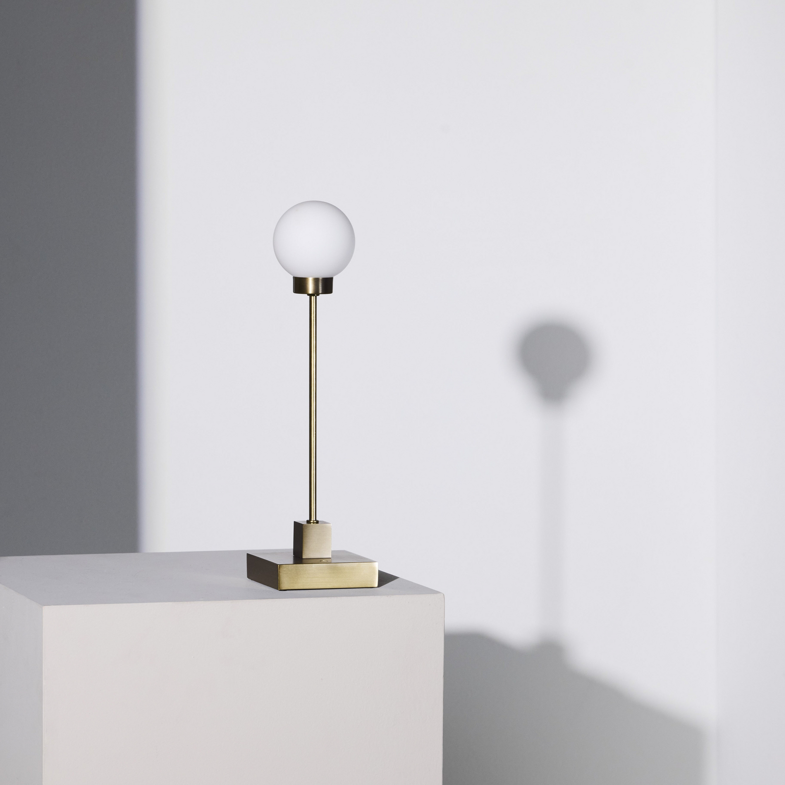 Northern Lámpara de mesa LED recargable Snowball color latón 2700 K