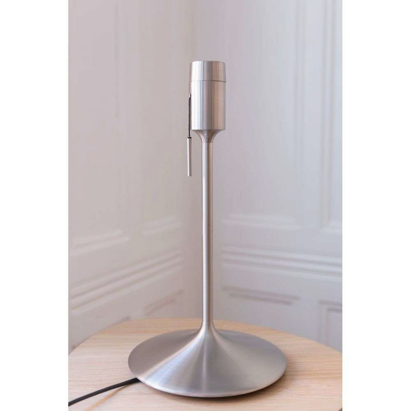 Santé Stand Stativ de Masa w/USB Brushed Steel - UMAGE