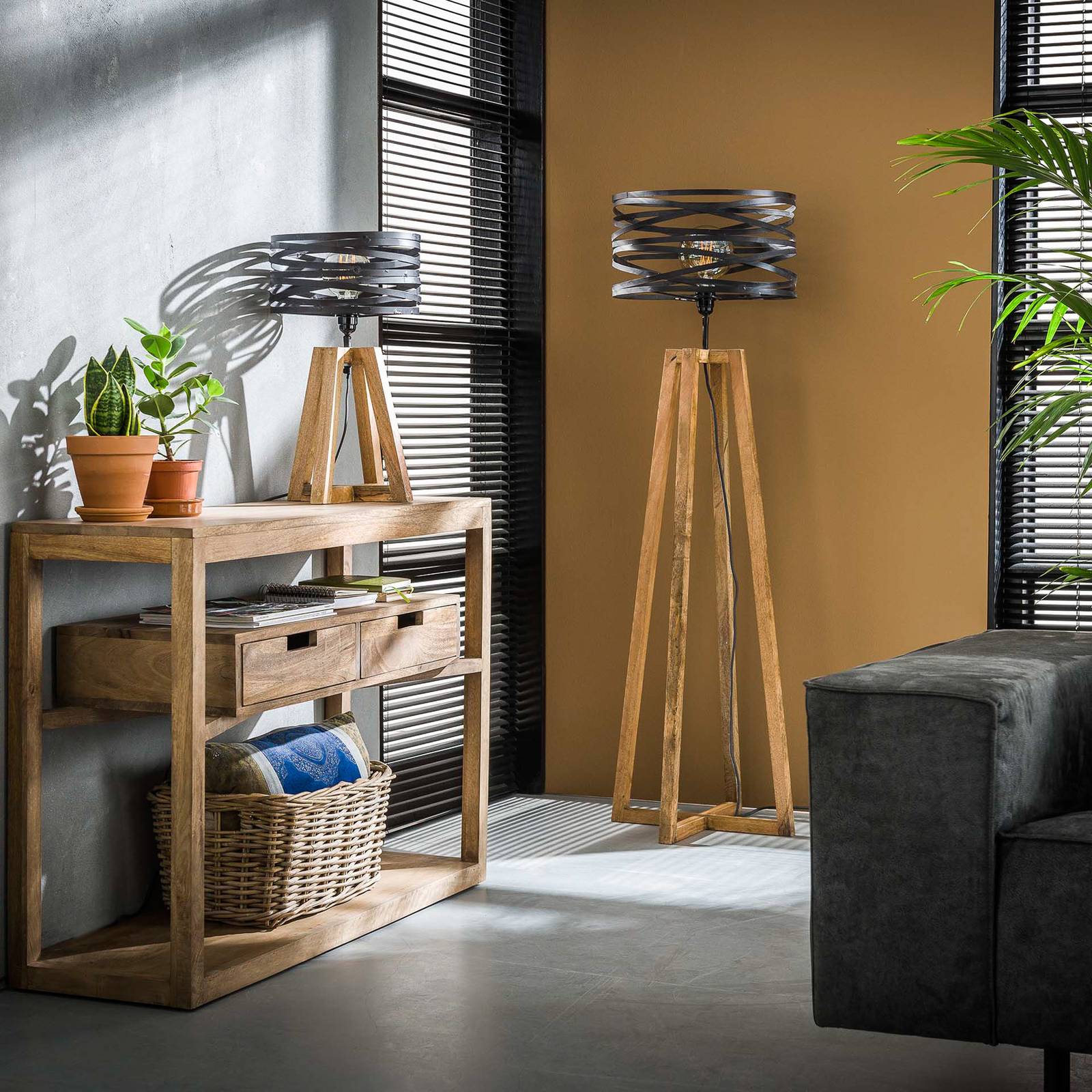 Lampa stołowa Crossround z drewnianą podstawą na trójnogu